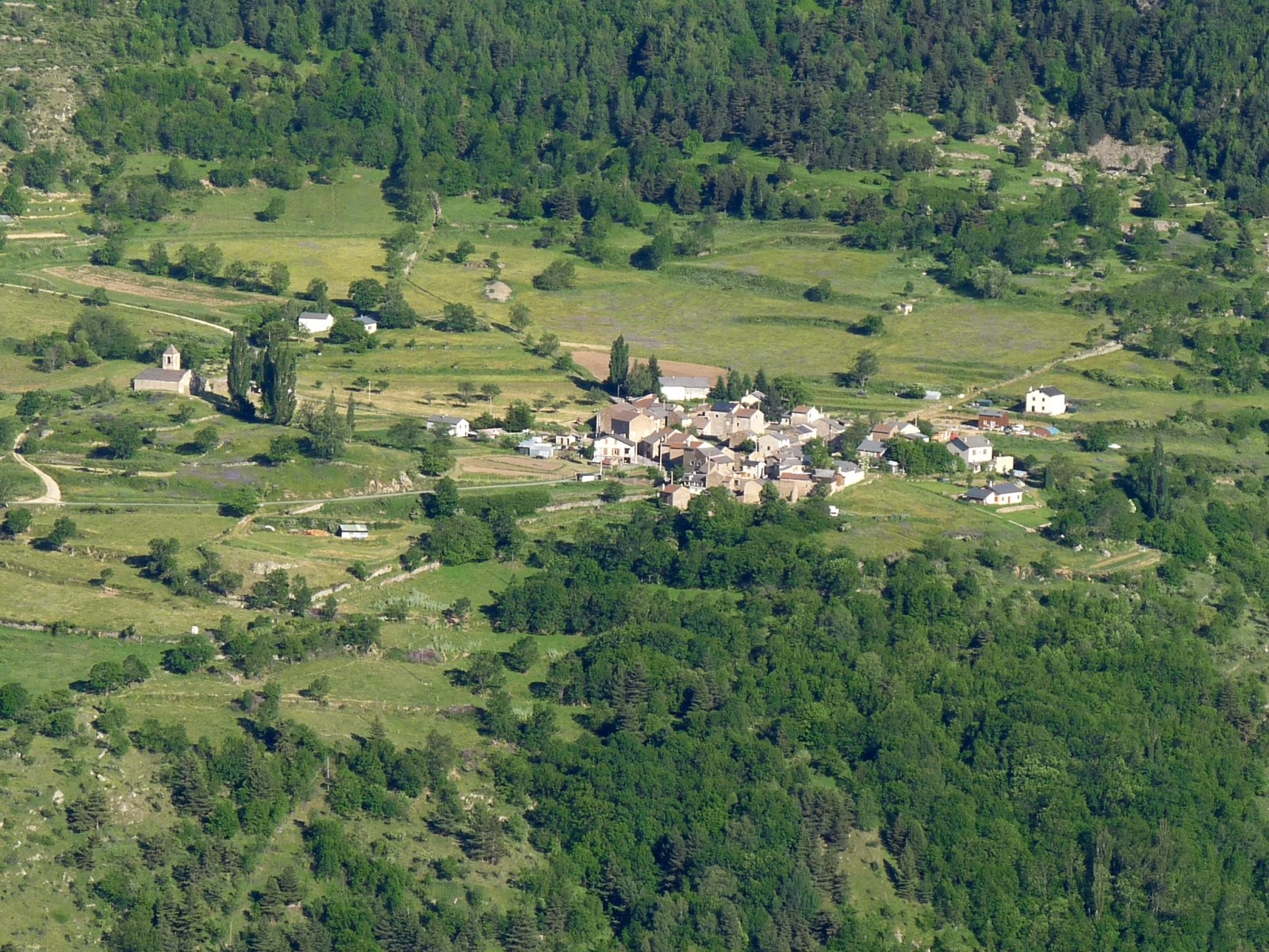 Hameau de Prats-Balaguer et paysages de montagne vus depuis Sauto