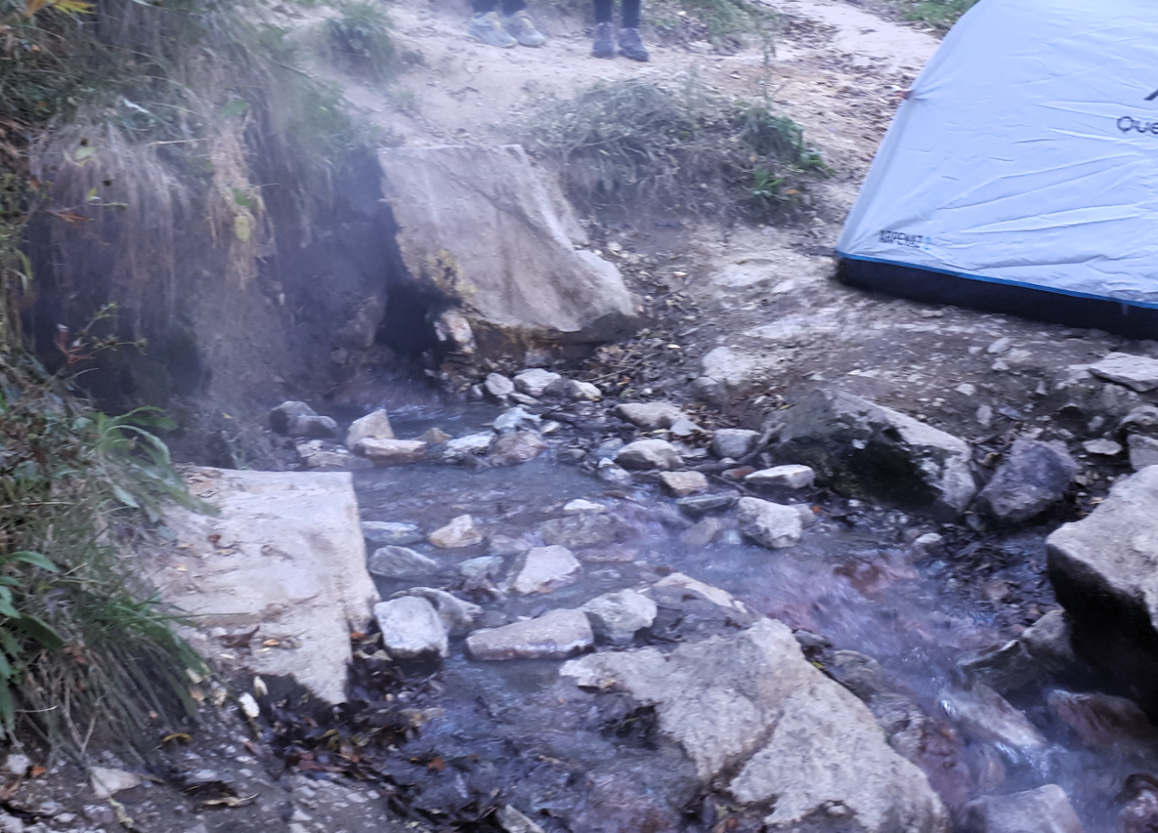 Résurgence naturelle d’eau chaude dans les roches de Prats-Balaguer, photographie d’Alan Mattingly