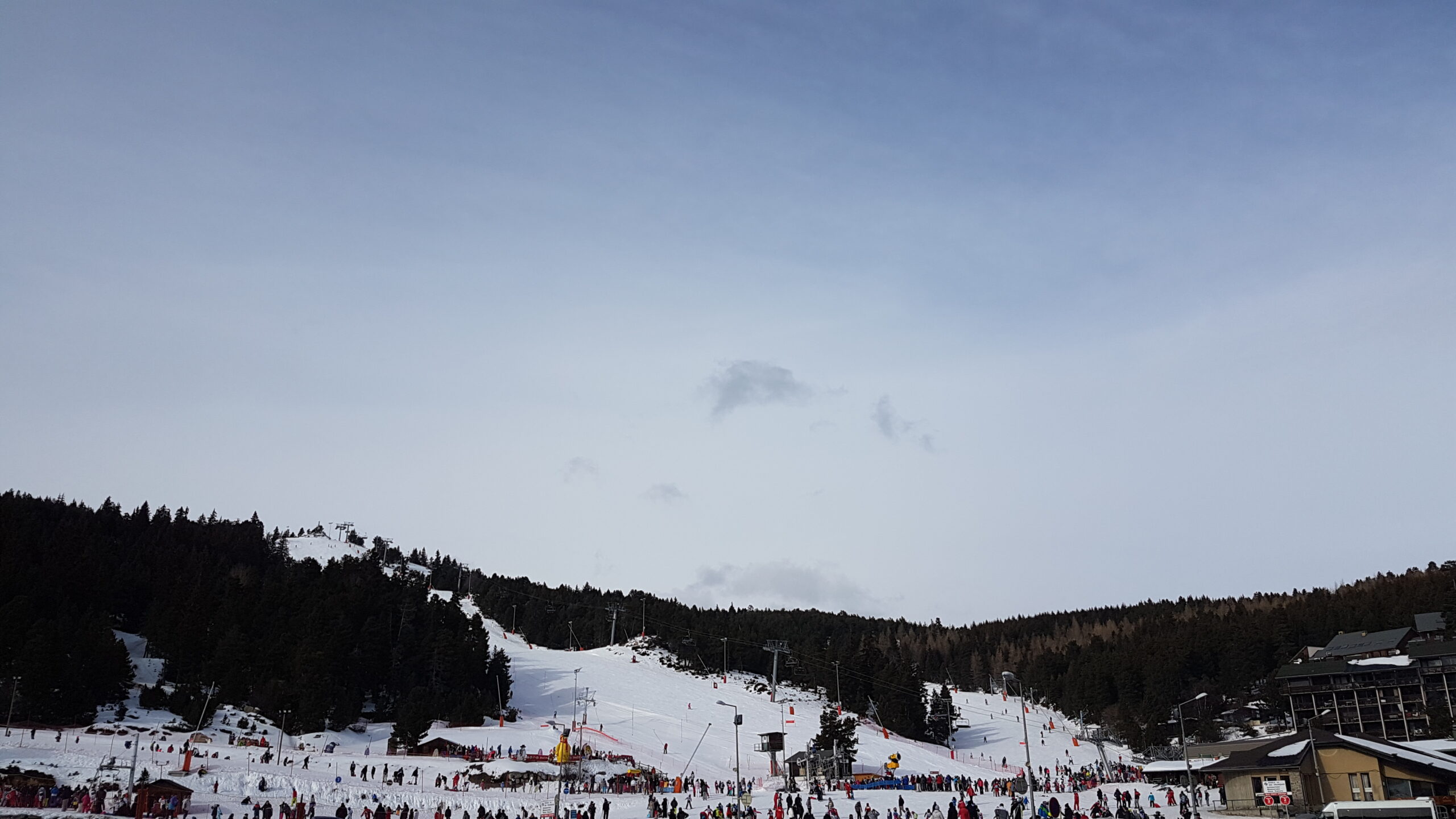 Pyrénées 2000 en hiver, ambiance de la montagne de Bolquère · Wikimedia Commons.