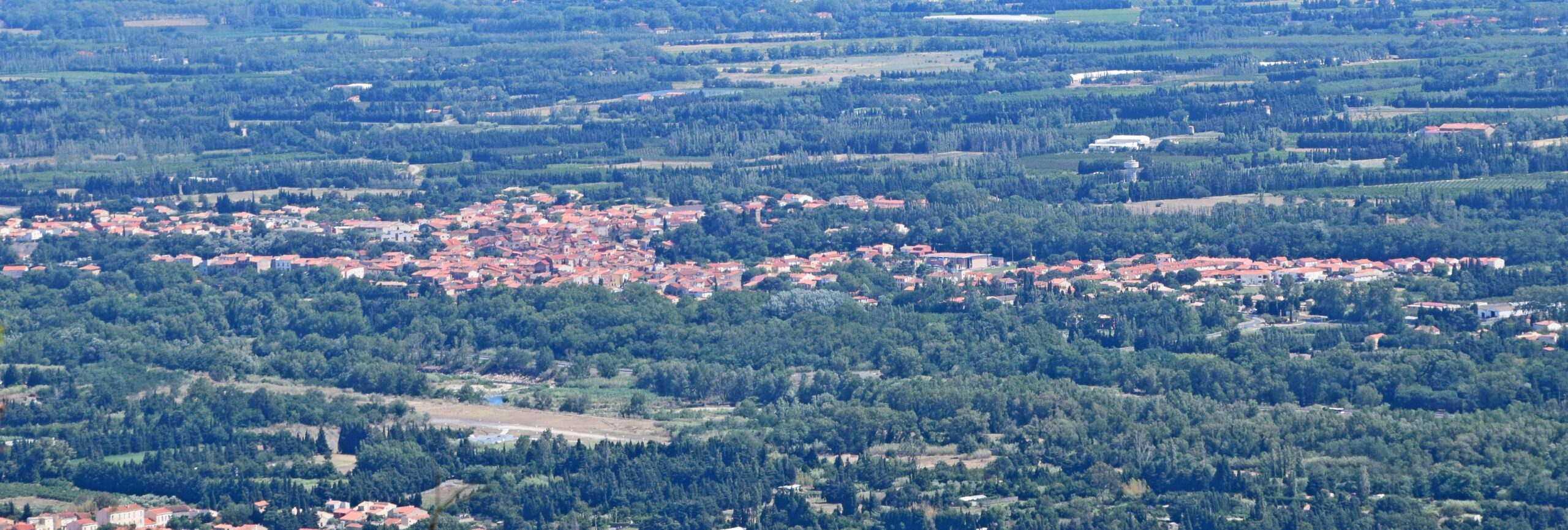 Panorama de la commune de Saint-Féliu-d’Avall, où se trouve le lac des Bouzigues