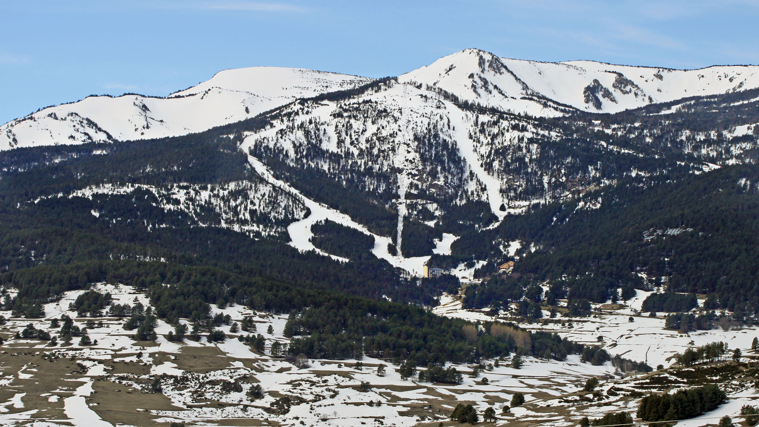 Formiguères et ses installations de montagne · Wikimedia Commons.