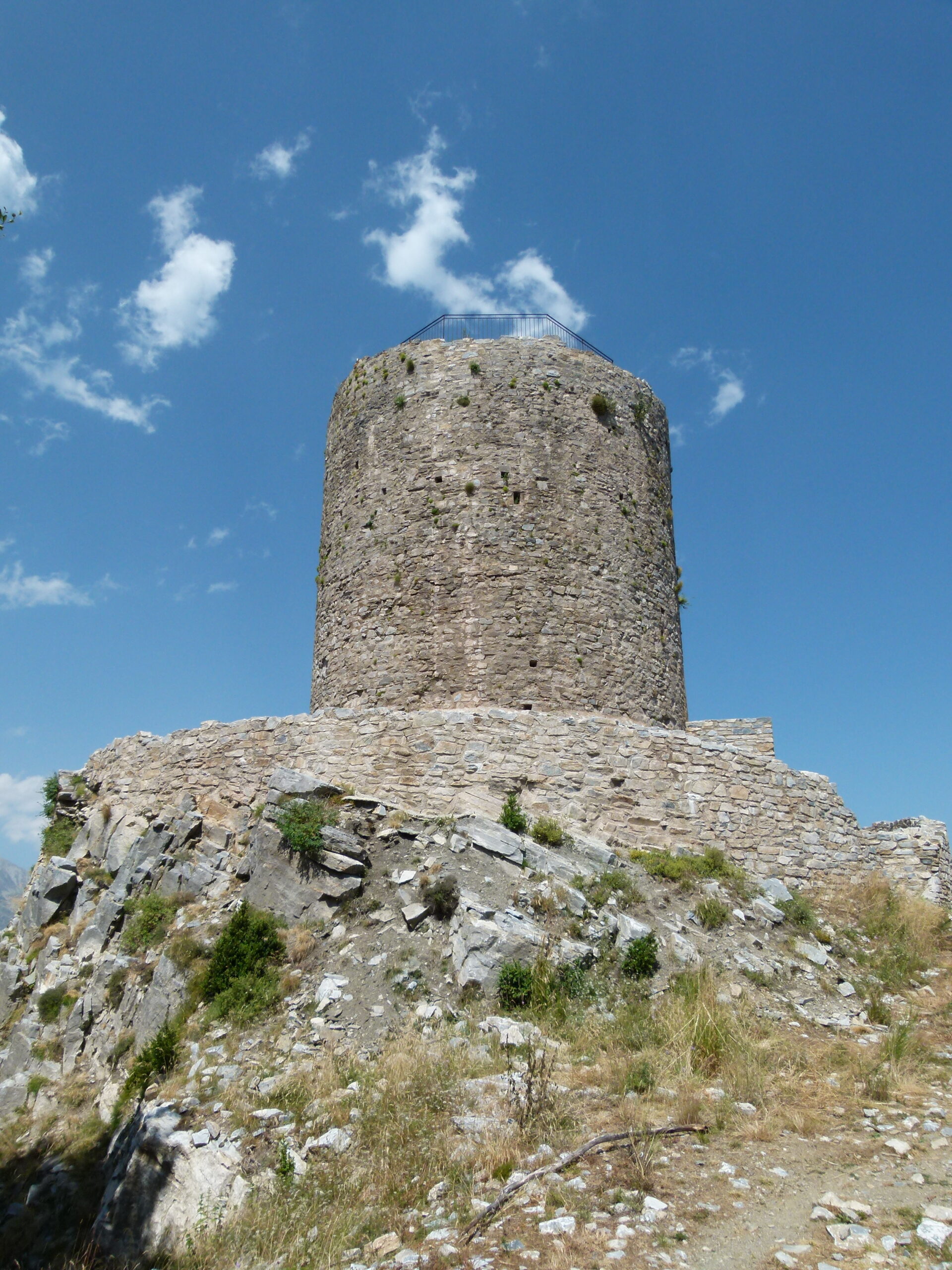 Tour de Mir, panorama de montagne · Jordiipa, CC BY-SA 3.0.