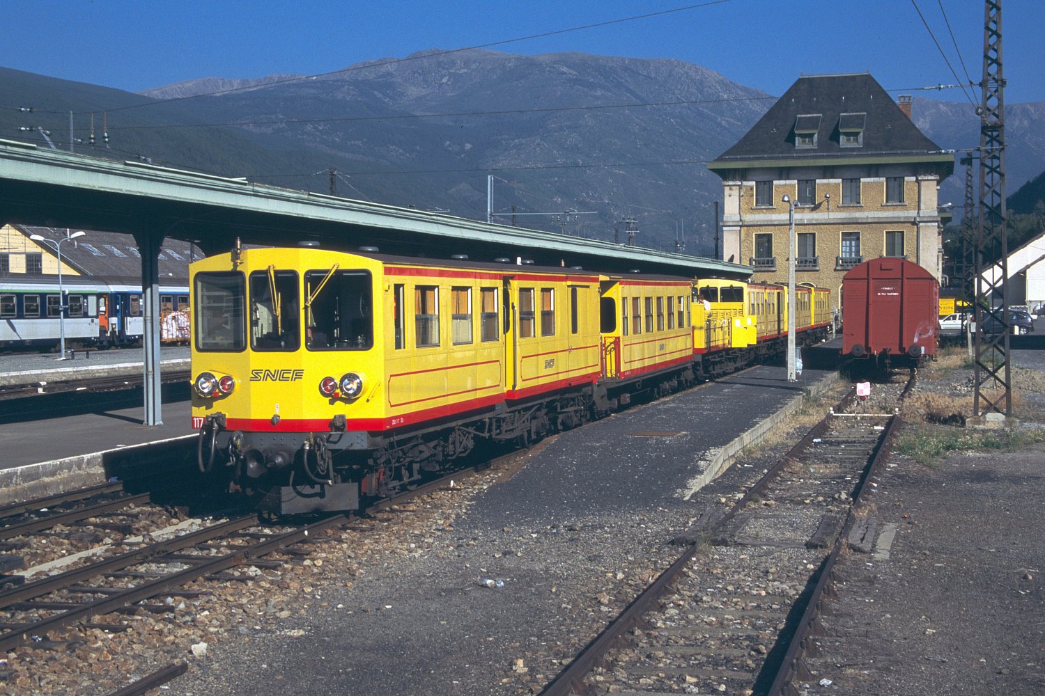 Train Jaune au terminus de Latour-de-Carol · Herbert Ortner, CC BY 3.0 AT.
