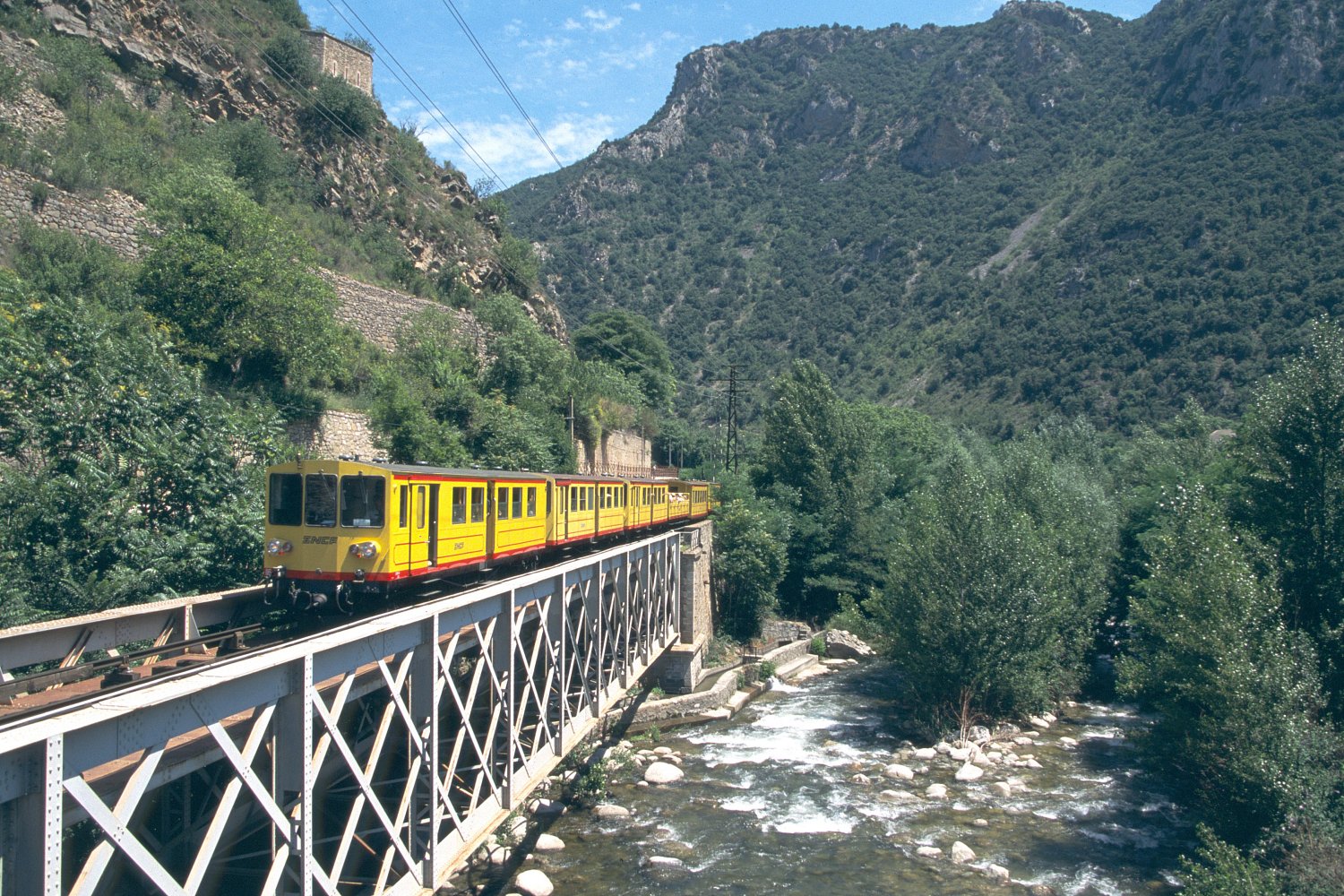 Train Jaune photographié près de Villefranche-de-Conflent · Herbert Ortner, CC BY 3.0 AT.