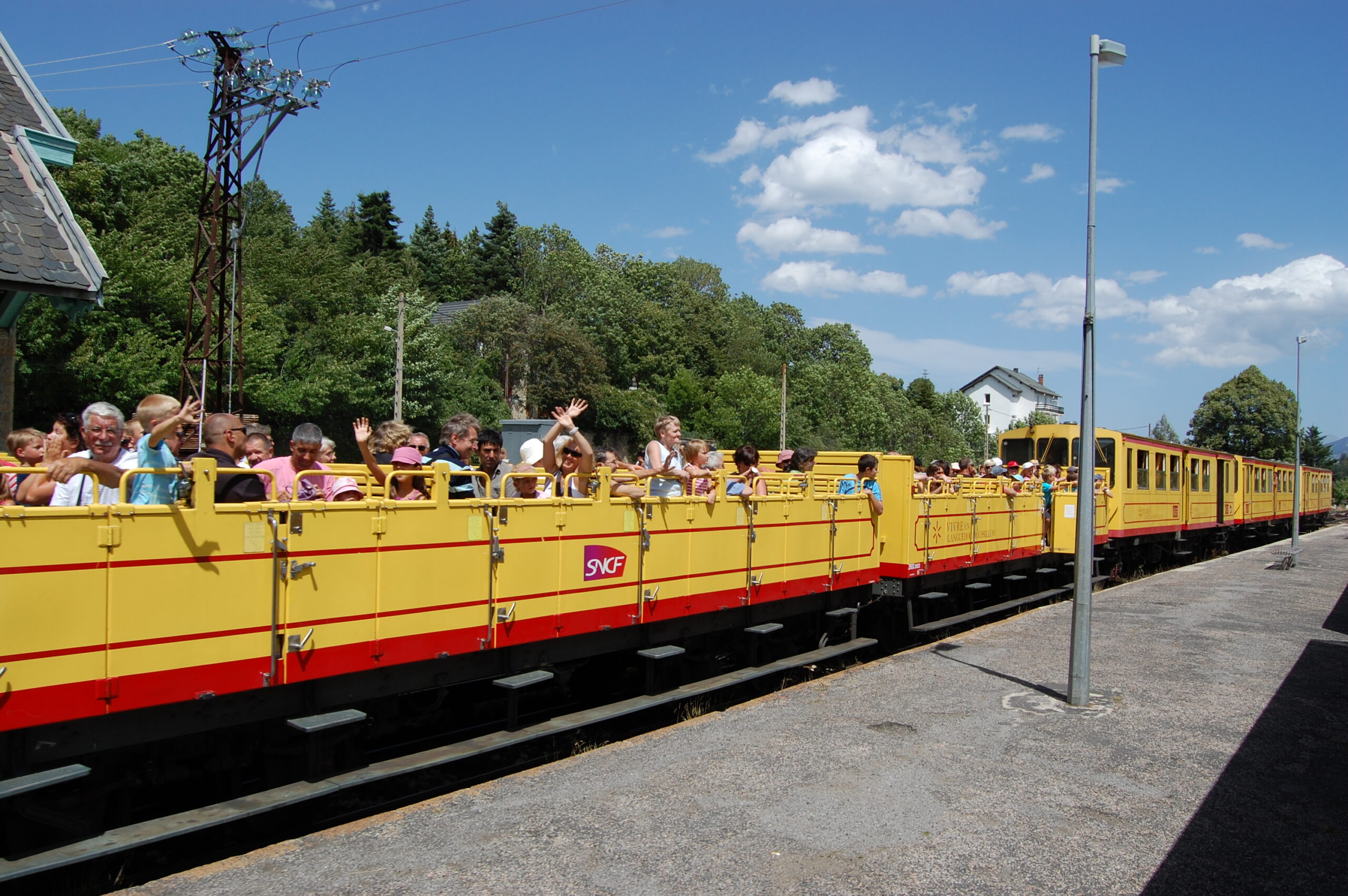 Voitures découvertes du Train Jaune à Mont-Louis · A1AA1A, 2009, CC BY-SA 4.0.