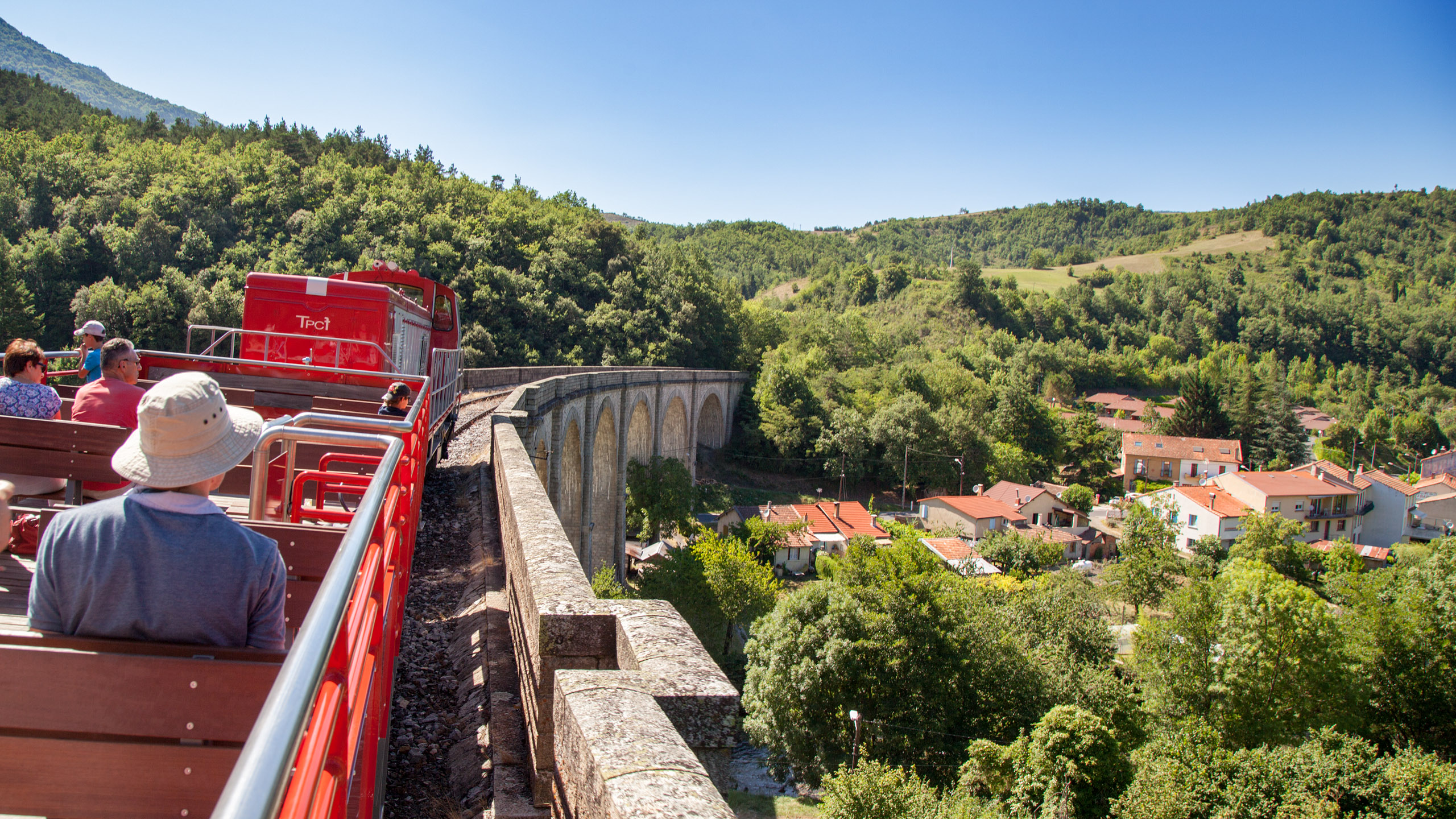 Train Rouge sur le viaduc d’Axat · Jcb-caz-11, 2015, CC BY-SA 4.0.
