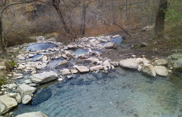 Vasques en pierre des sources d’eau chaude de Prats-Balaguer vues de dessus