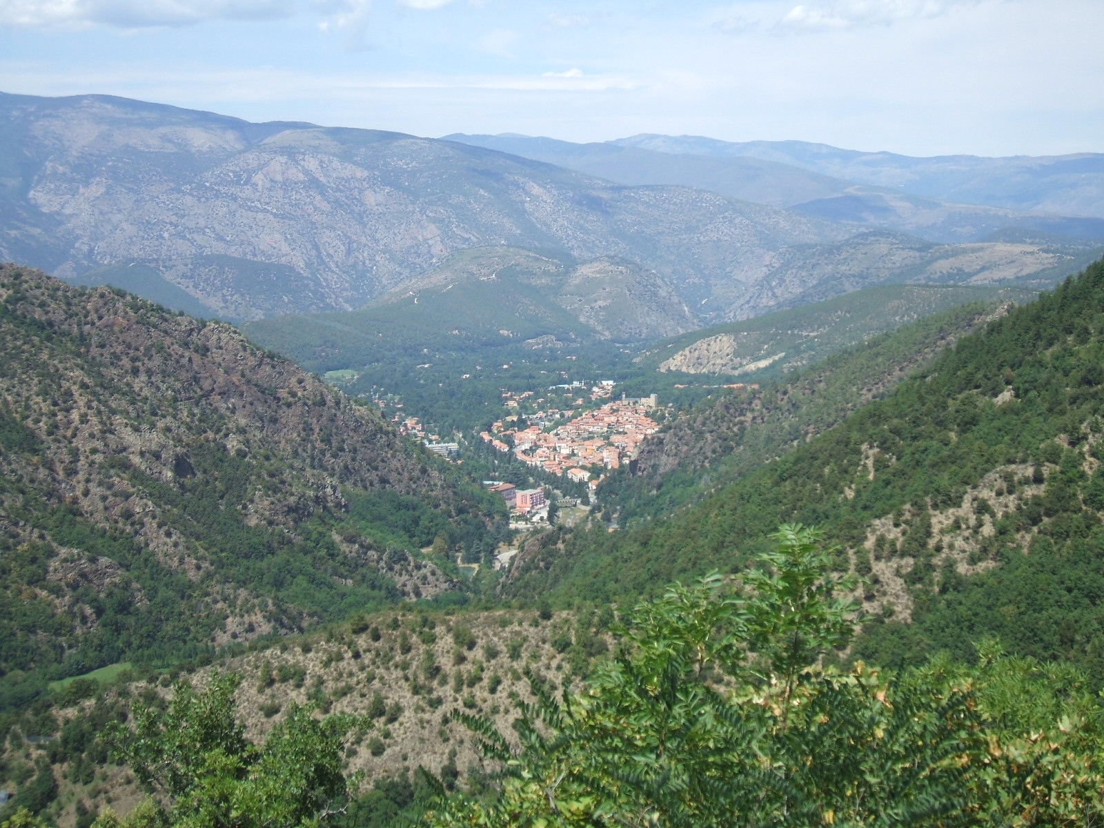 Vernet-les-Bains et ses forêts · LeZibou, CC BY-SA 3.0, photo du village et non de la cascade