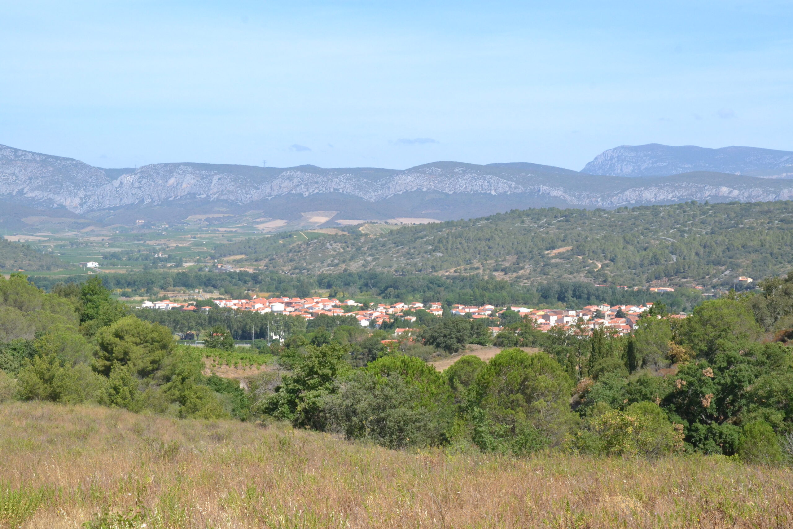 Vue du village d’Estagel et de ses collines, photographie LucasD, 2016, CC BY-SA 4.0