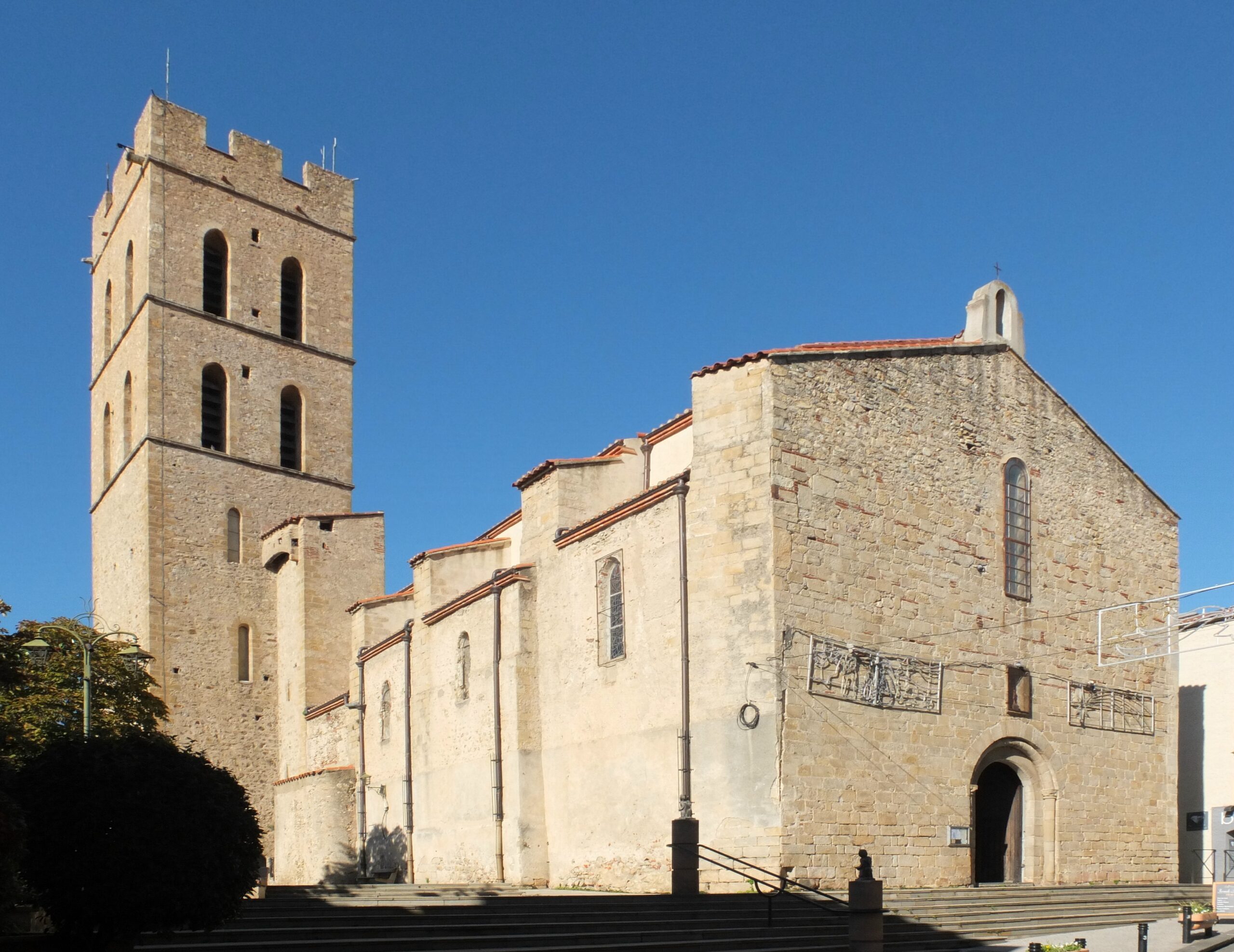 L’église Notre-Dame del Prat et les façades du centre historique d’Argelès-sur-Mer