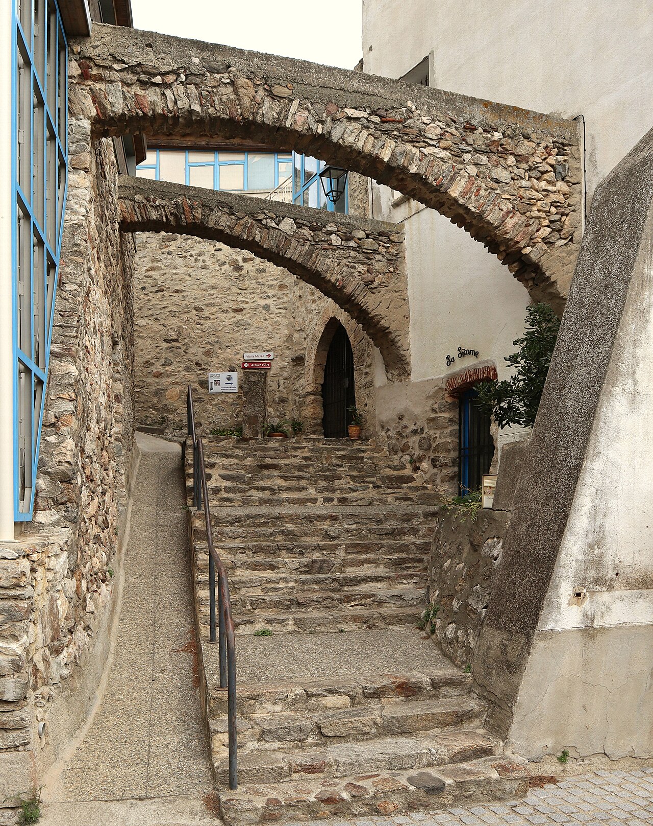 Le Château-Musée de Bélesta présente les résultats des fouilles de la Cauna ; il ne se trouve pas dans la grotte.