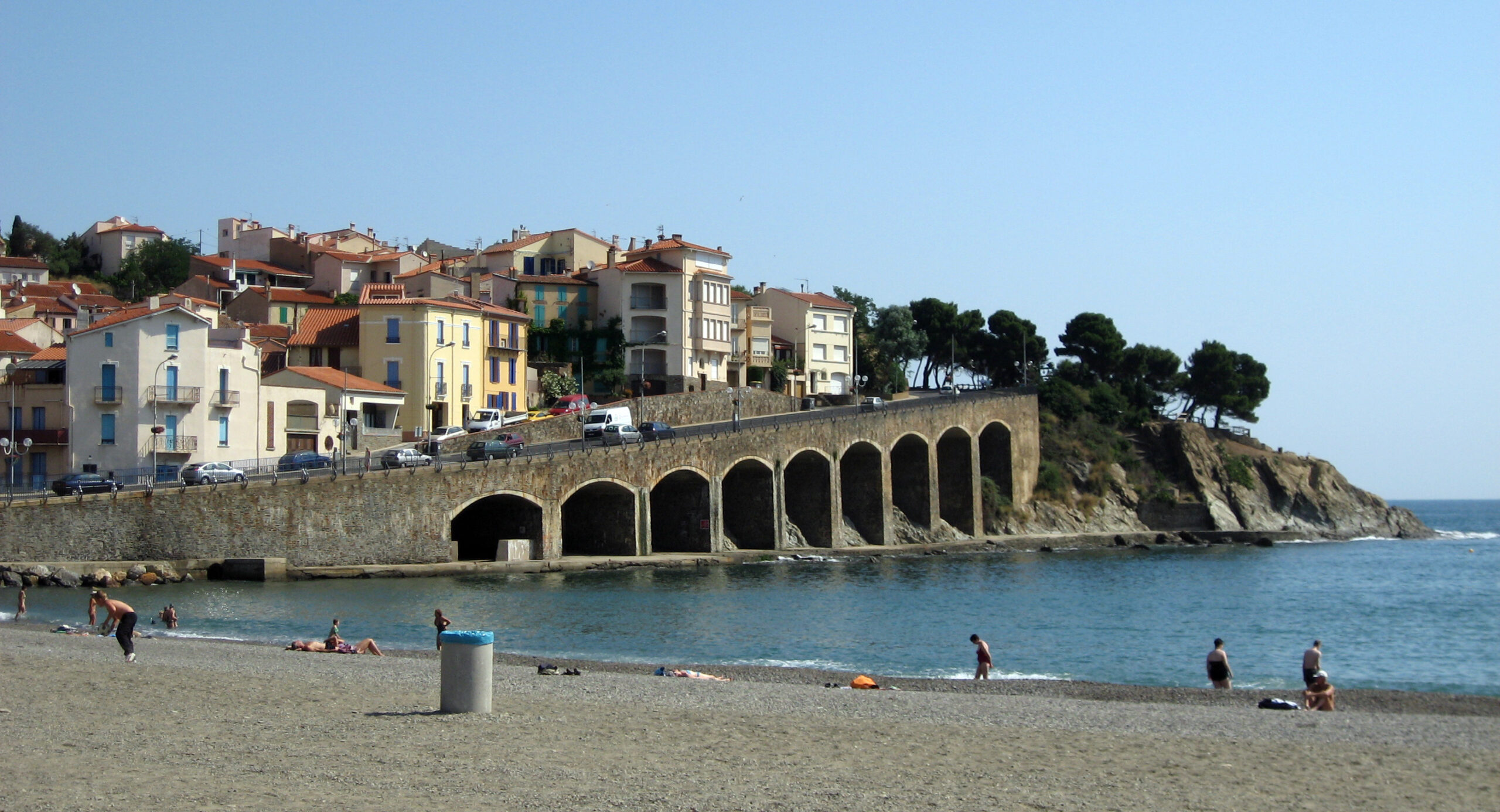 Les arcades, les maisons et la plage du Fontaulé à Banyuls-sur-Mer