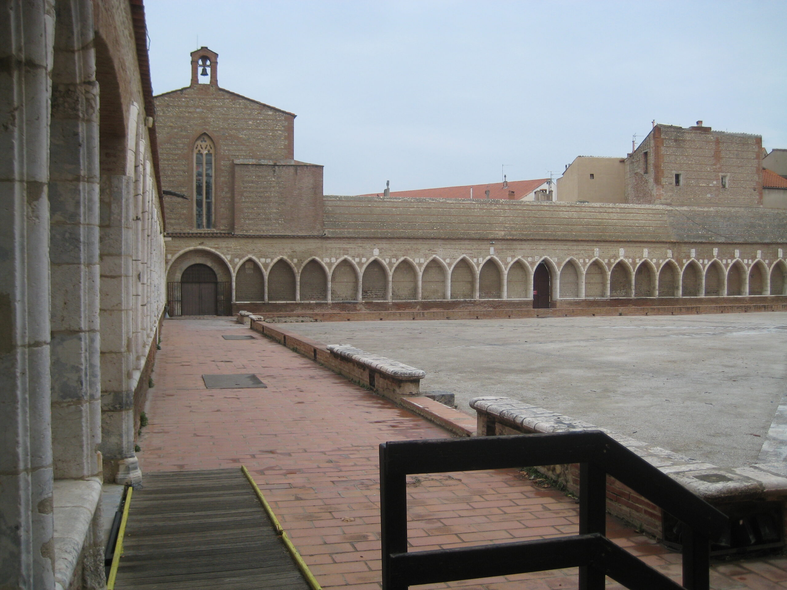 Le cloître-cimetière du Campo Santo de Perpignan