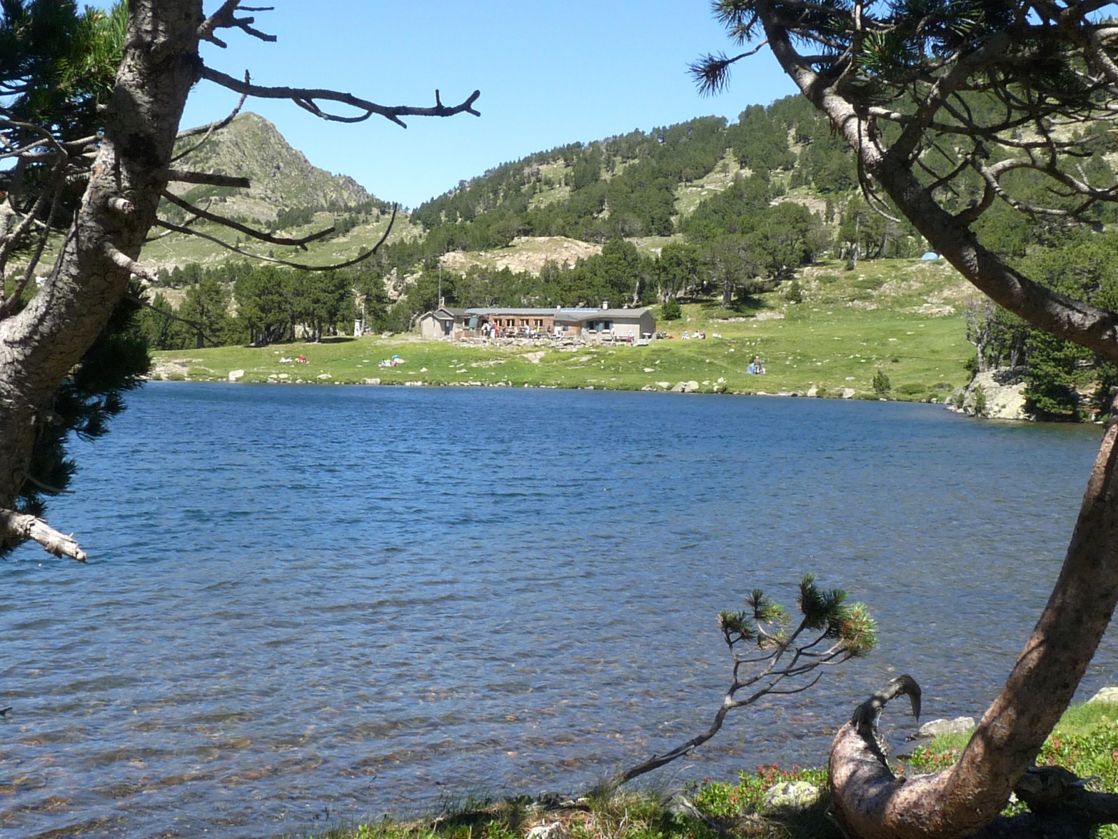 Estany del Mig et refuge des Camporells