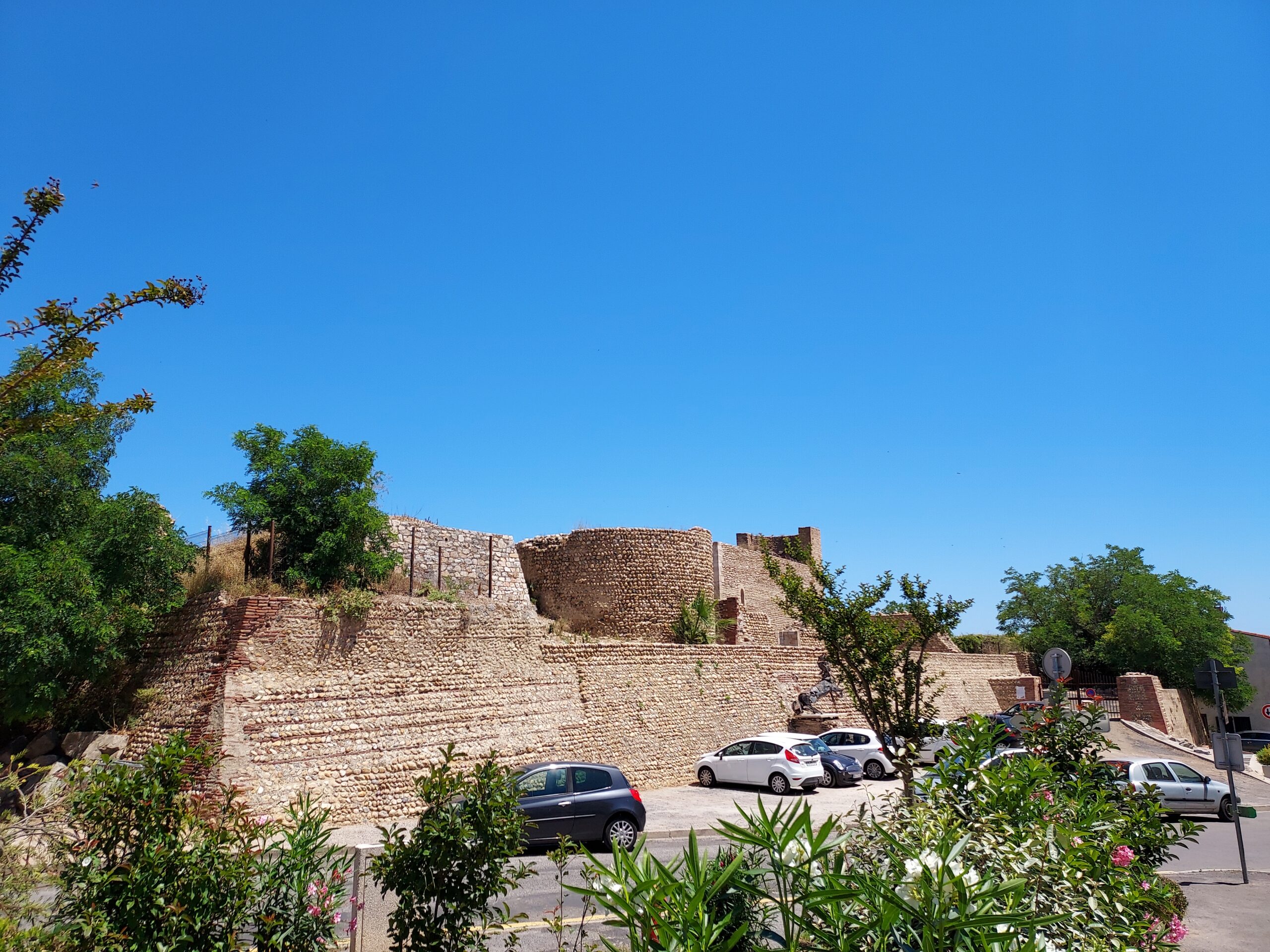 Les remparts du château vicomtal de Canet-en-Roussillon depuis la place San Marti Casteil