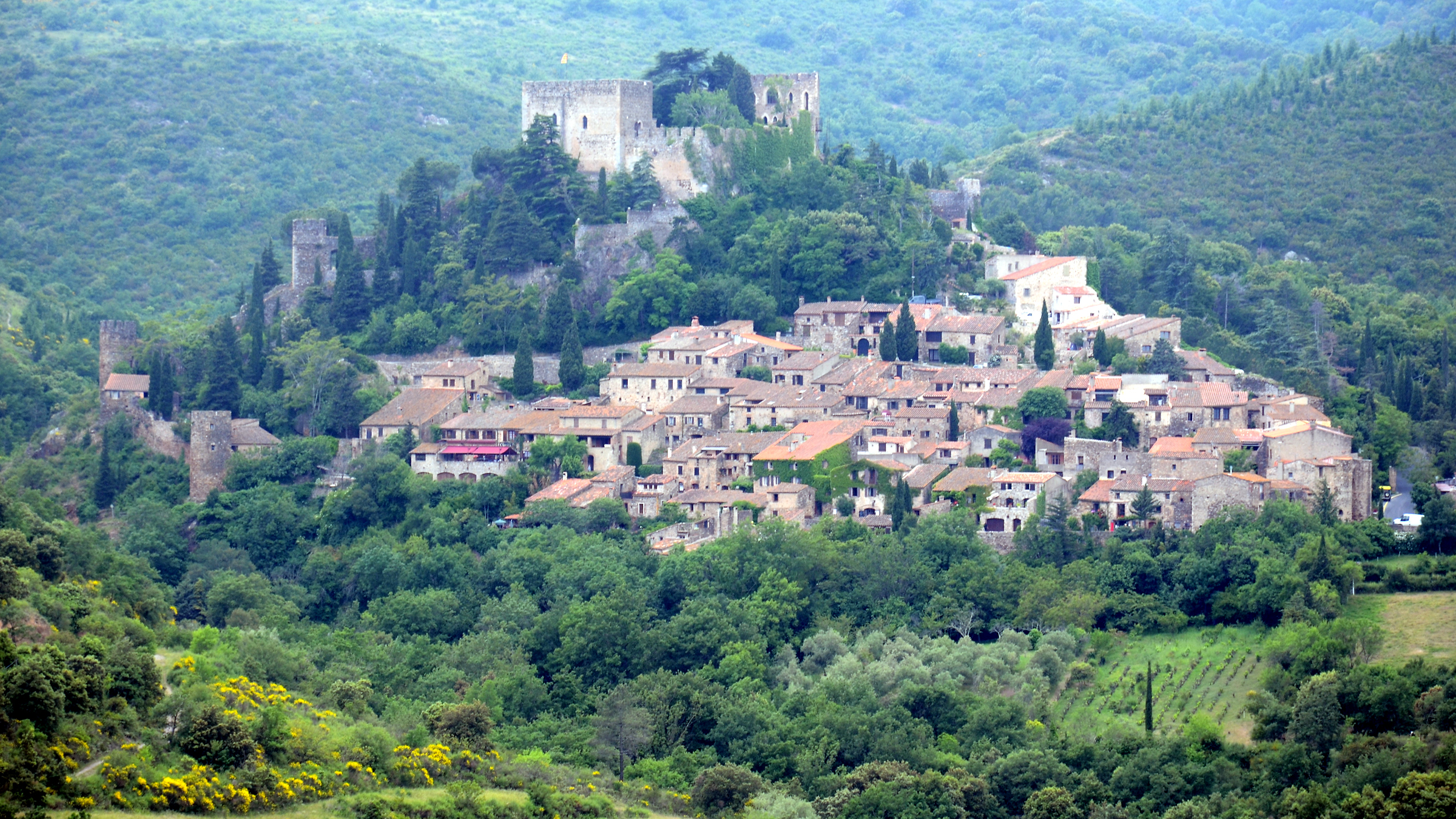 Castelnou, village de caractère au pied de son château