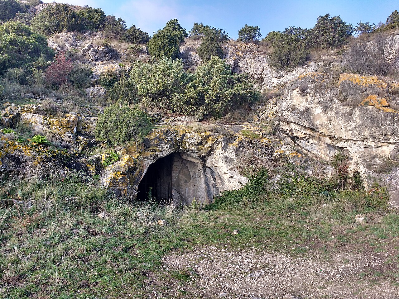 L’entrée de la Cauna de Bélesta, dans son paysage calcaire.