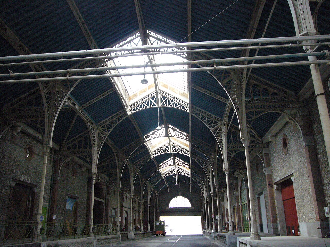Charpente métallique des ateliers Eiffel aux Caves Byrrh