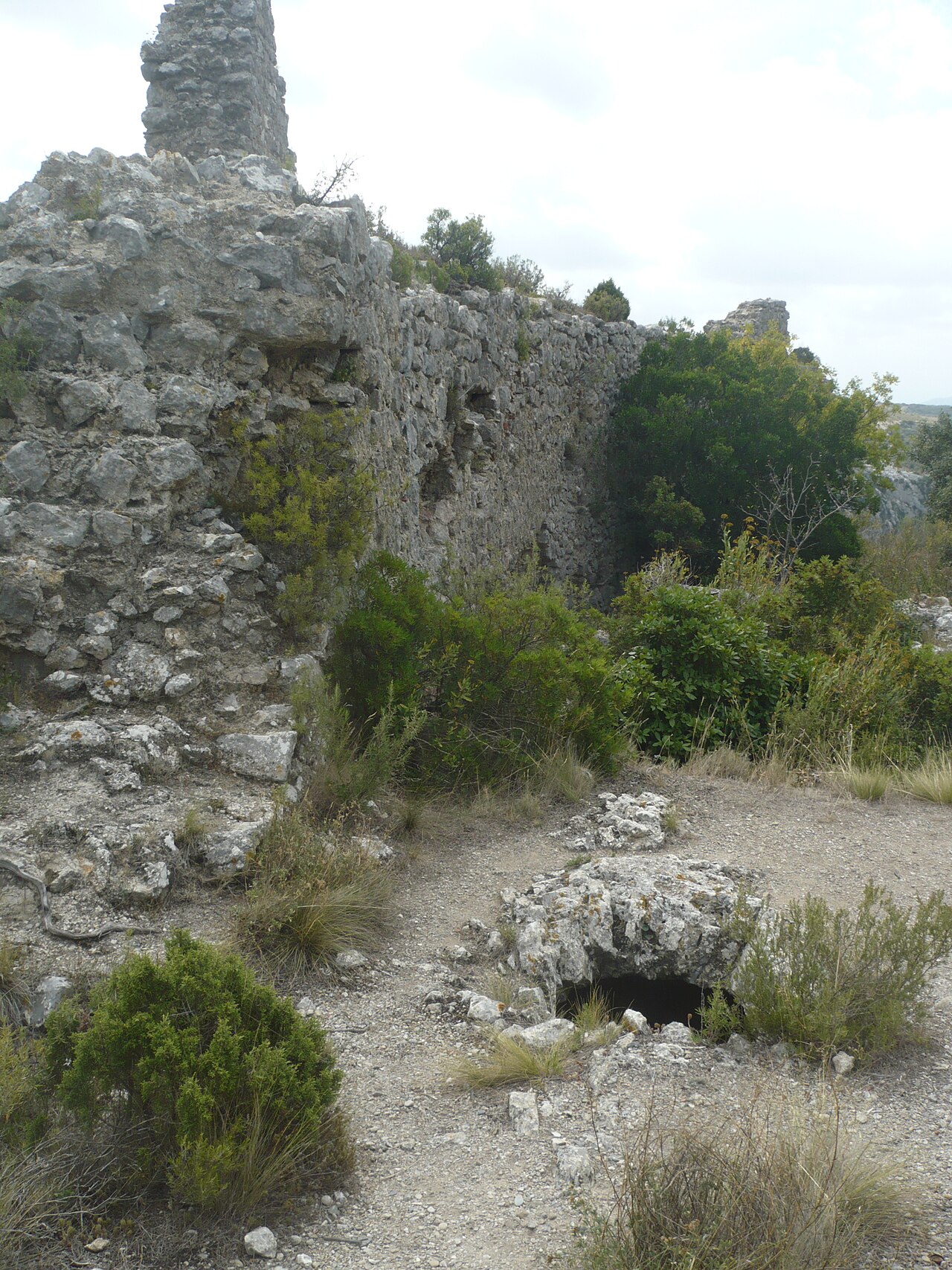 Cour intérieure et citerne de l'ancienne forteresse de Tautavel.
