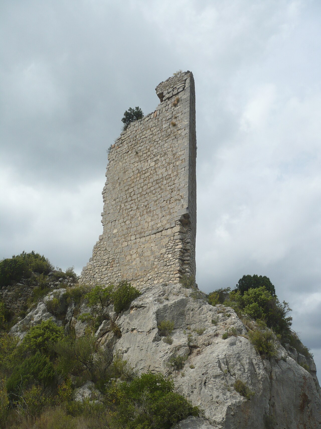Tour du château de Tautavel vue depuis le sud-est.