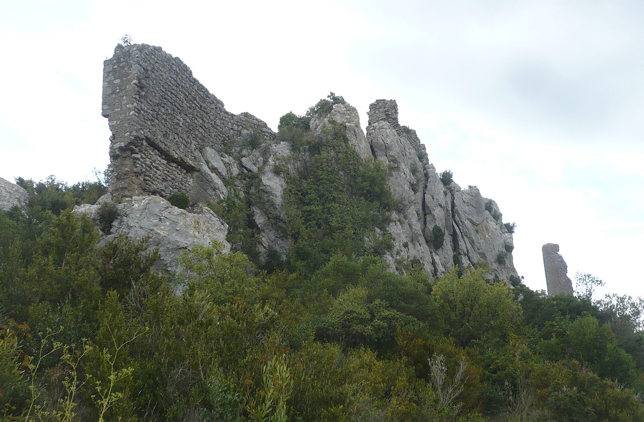 Vue générale des ruines du château de Tautavel, au-dessus du village.