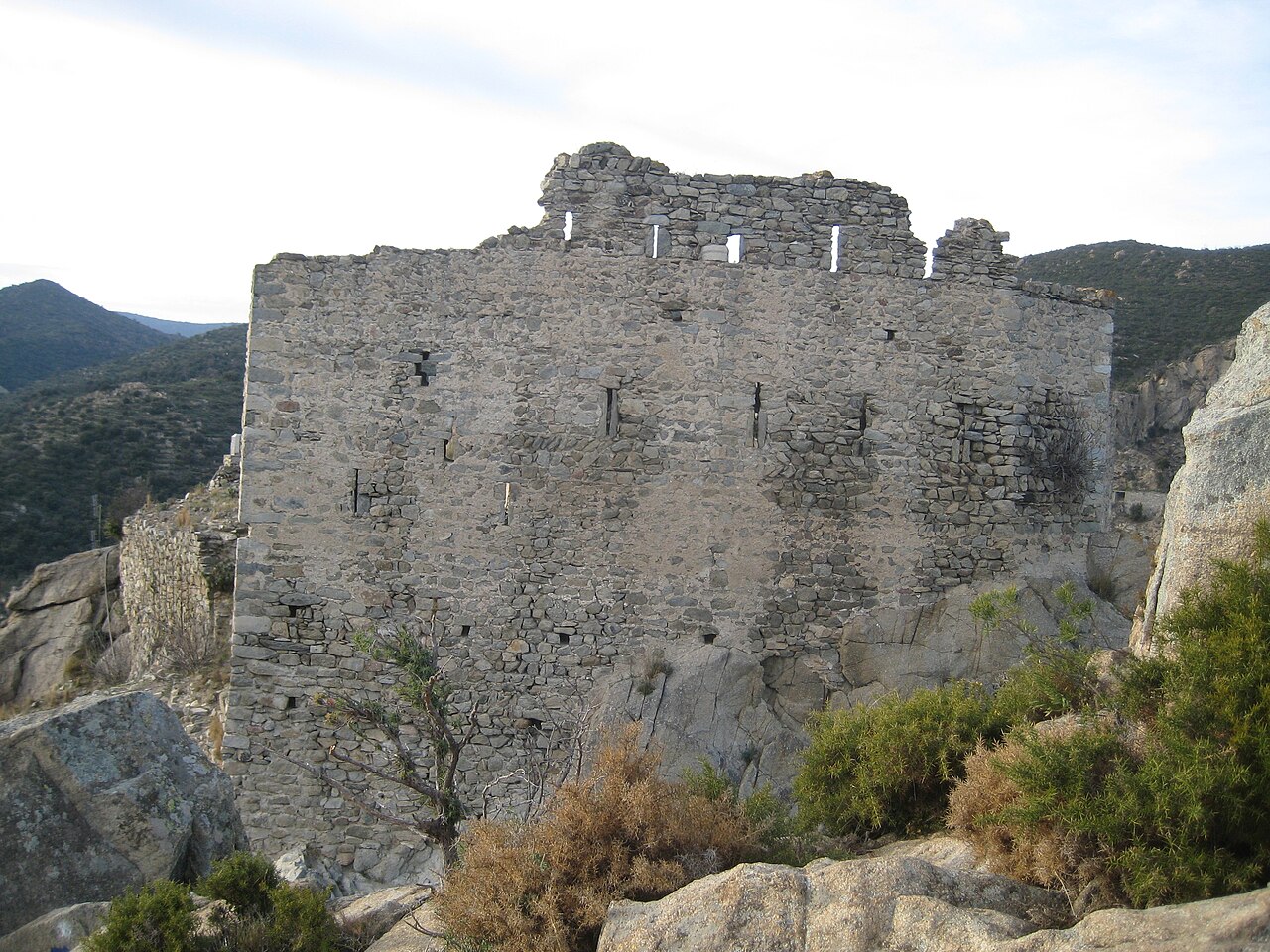 Le château de Rodès domine la vallée et les gorges de la Guillera.