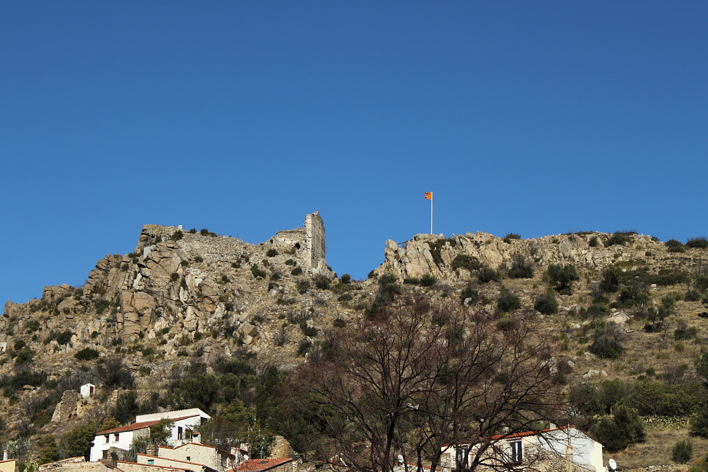Les murs conservés de l'ancienne forteresse de Rodès.