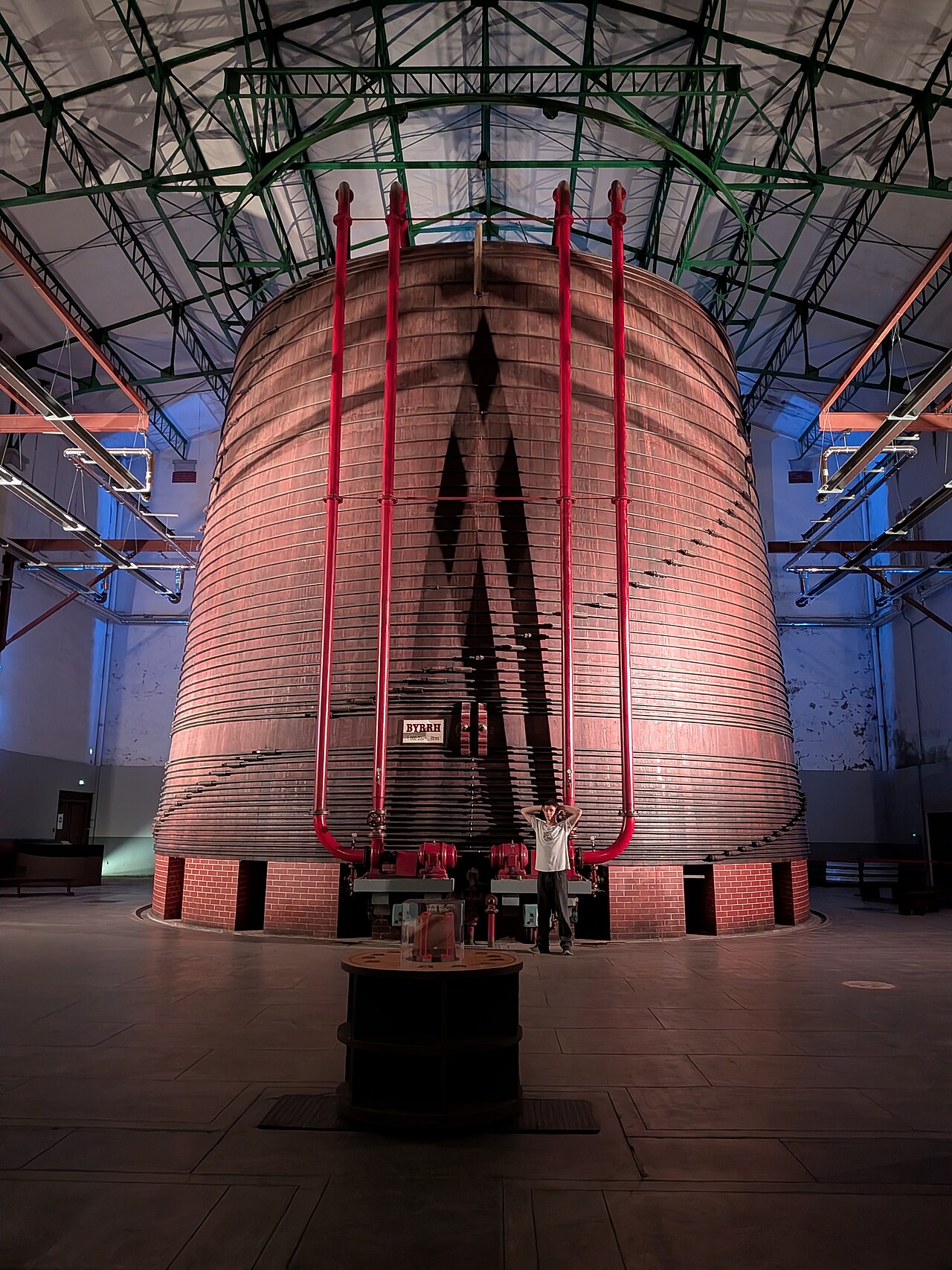 Grand foudre en chêne de 1 000 200 litres aux Caves Byrrh