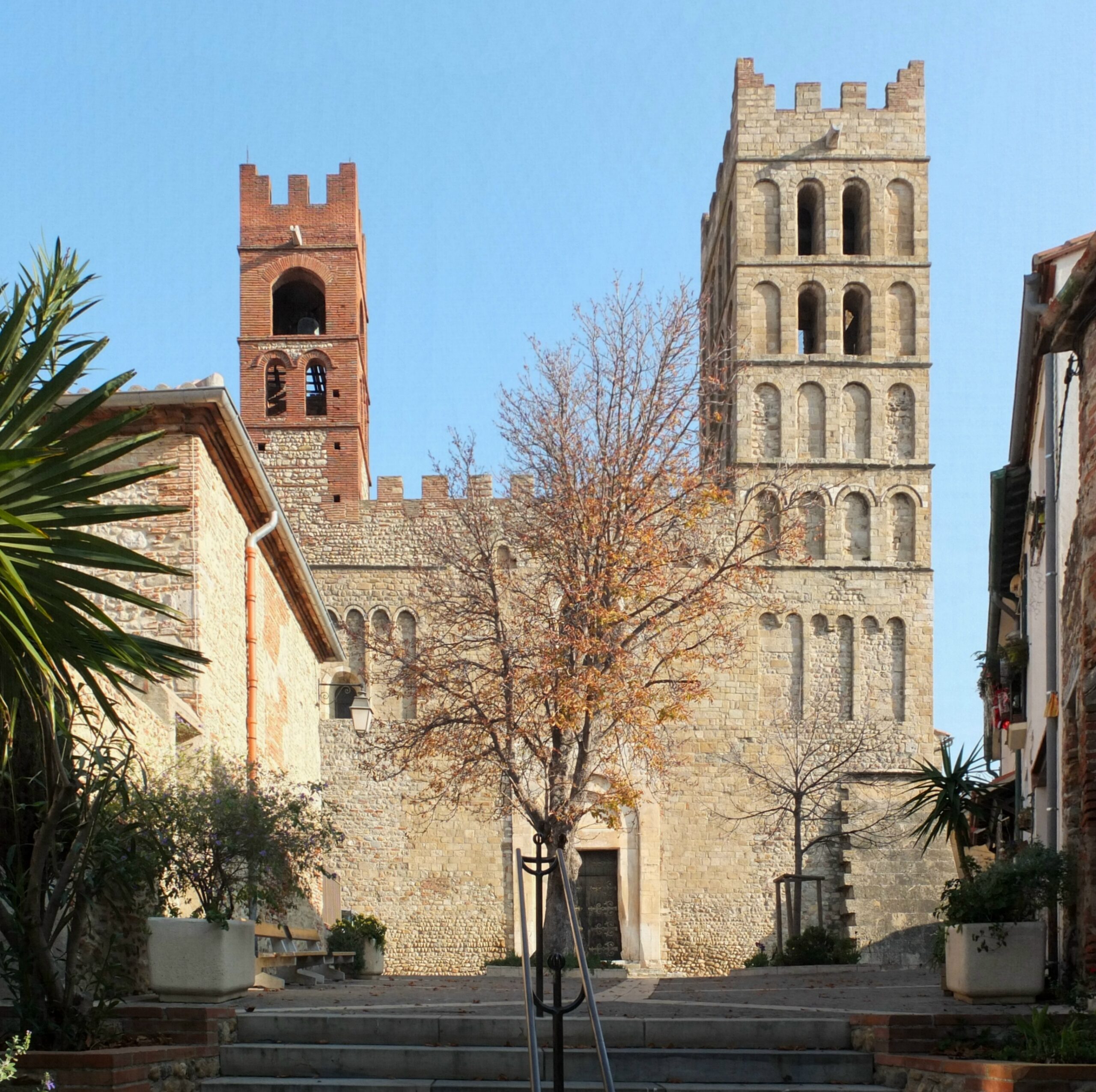 La façade et les deux tours de la cathédrale Sainte-Eulalie-et-Sainte-Julie d’Elne