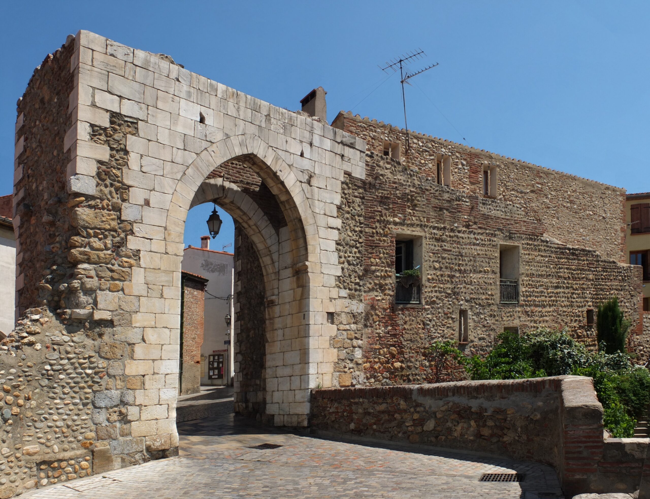 La porte Balaguer et les murs de pierre de la ville haute d’Elne