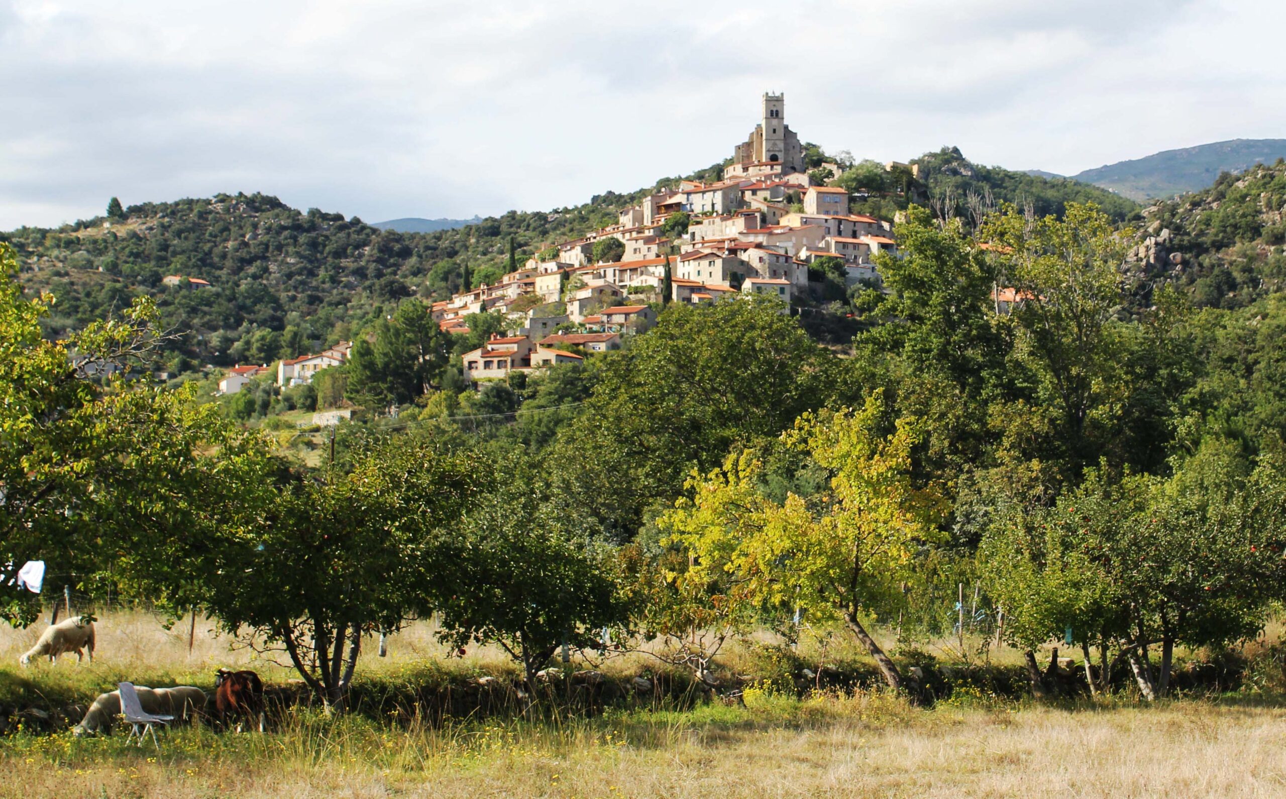 Le village perché d’Eus au départ de la découverte des sources