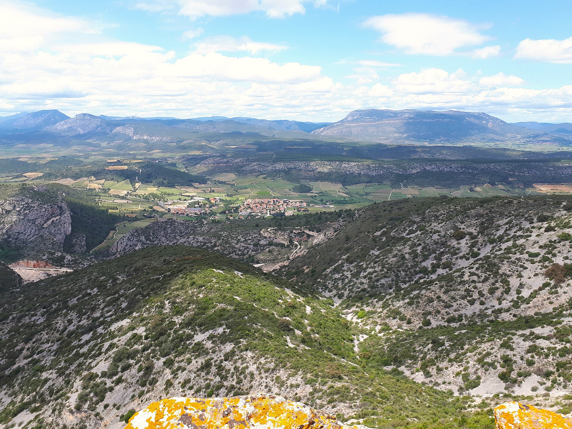 Tautavel et le mont Tauch vus depuis la tour del Far