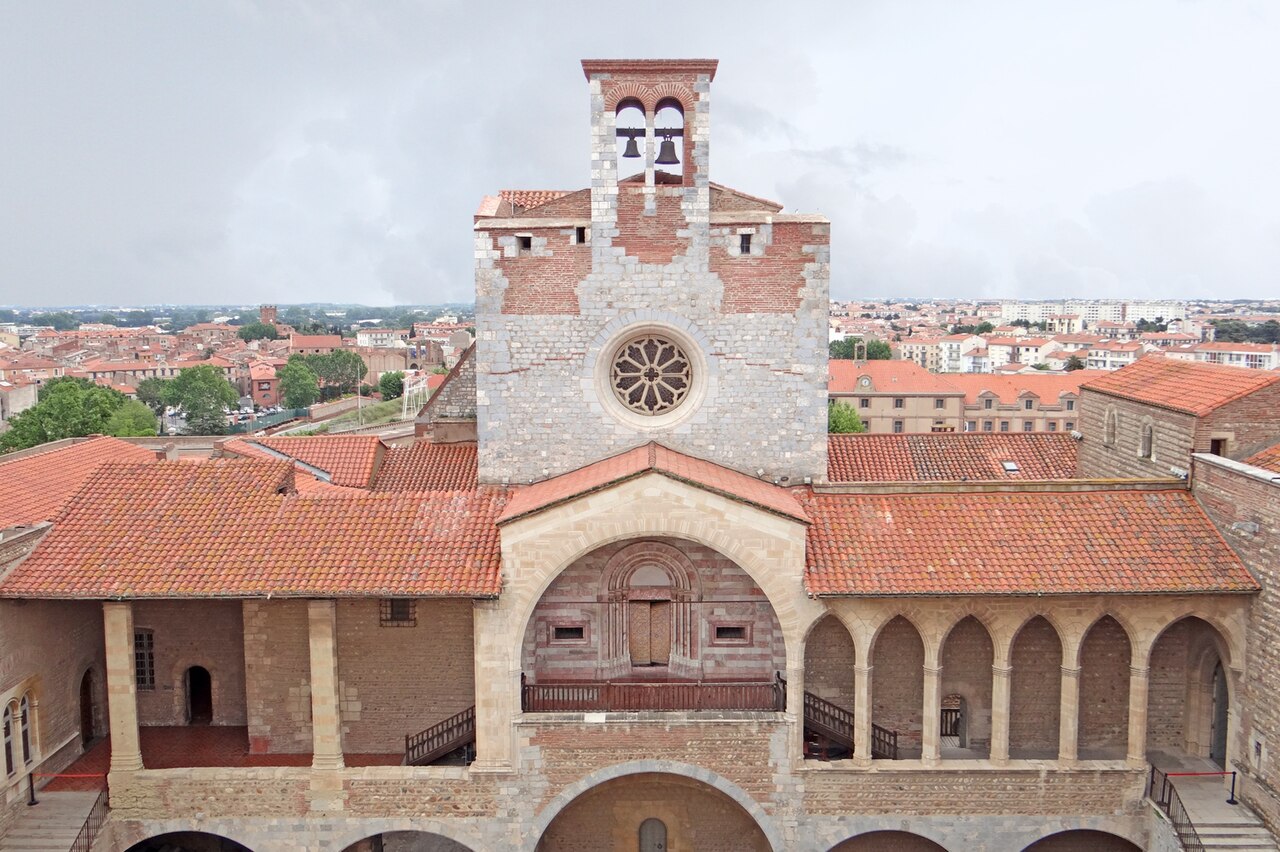 La chapelle et les galeries de la cour d'honneur