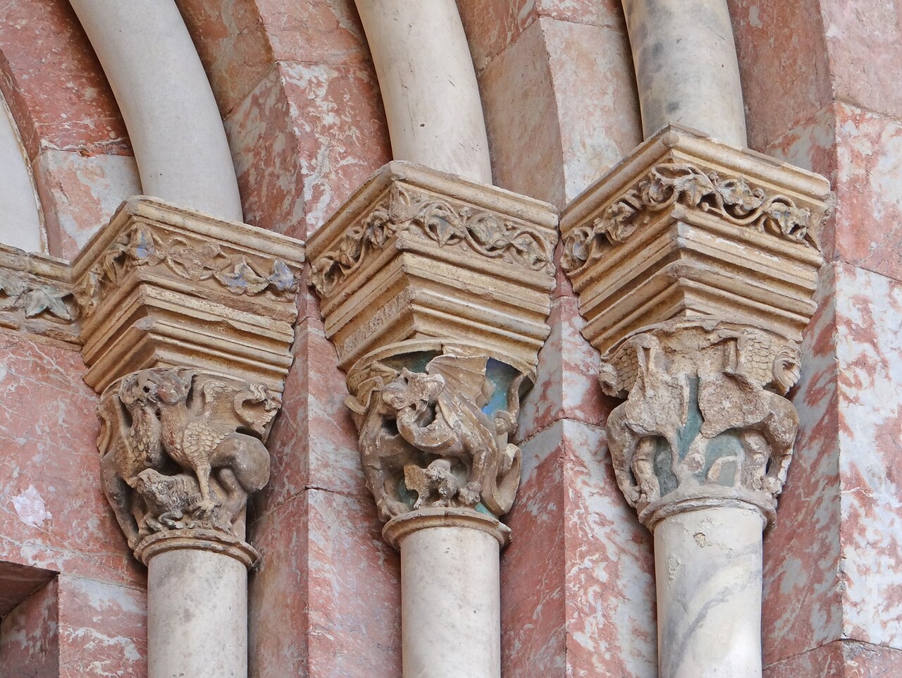 Détail du portail de la chapelle supérieure