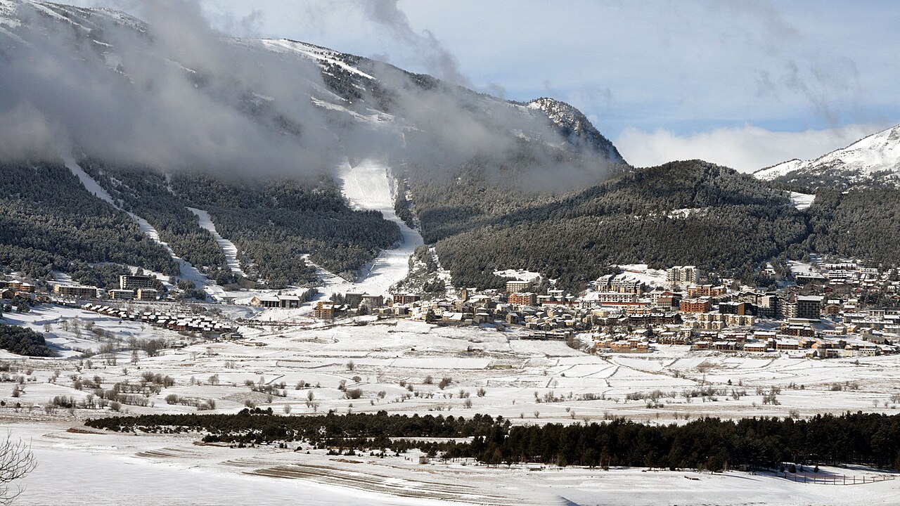 Le village des Angles et les montagnes enneigées du Capcir