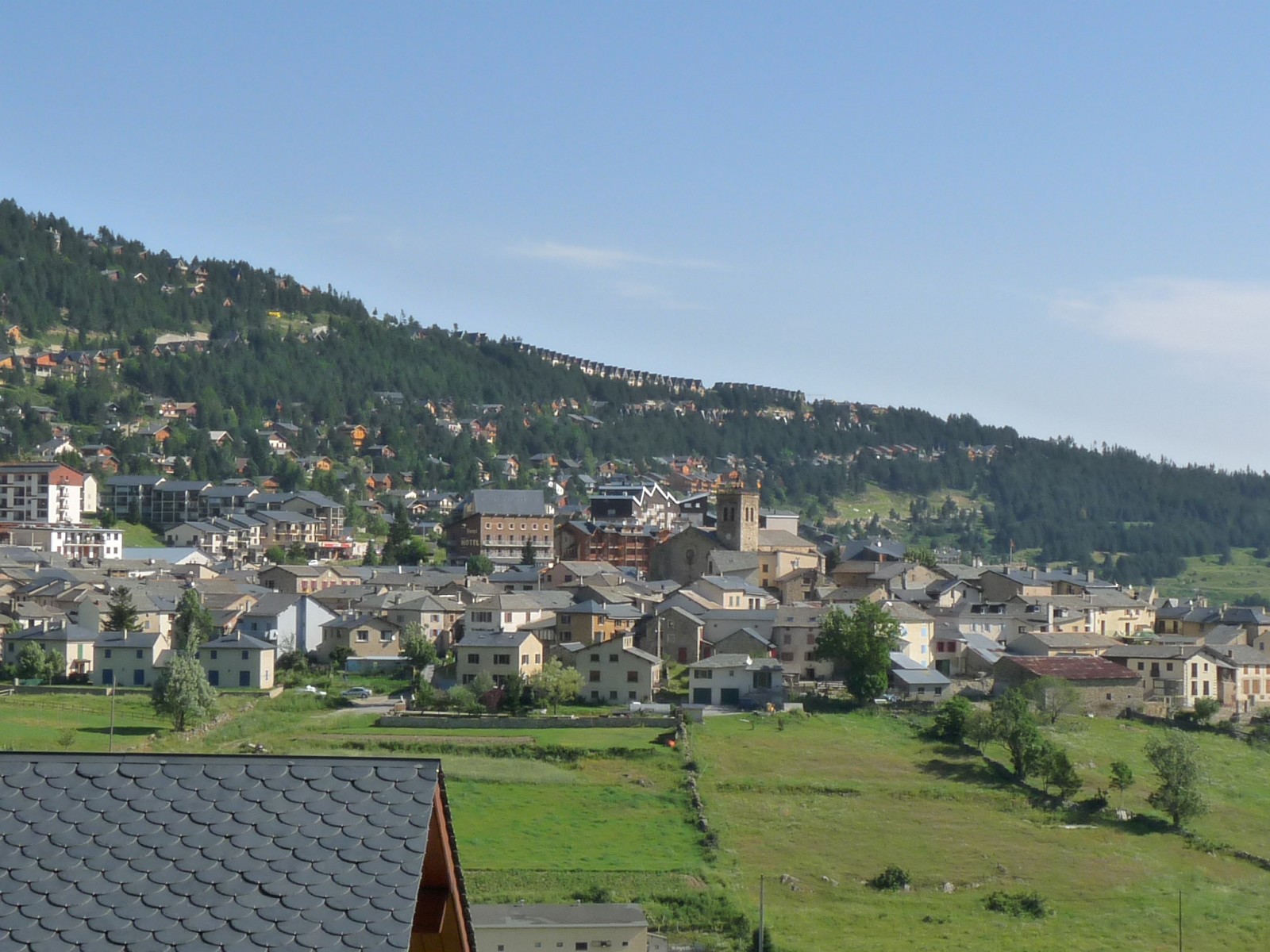 Les maisons du vieux village des Angles autour du clocher de l’église Saint-Michel