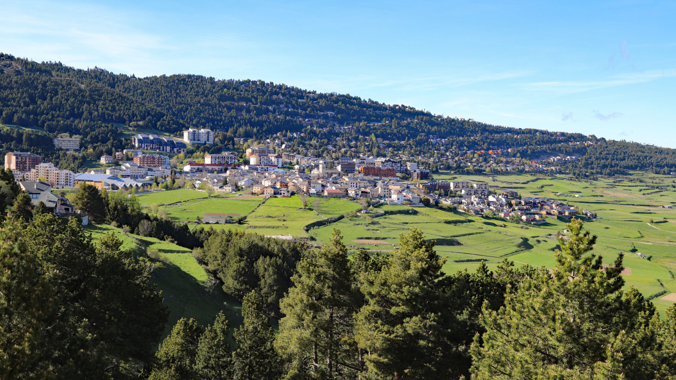 Le village des Angles et son clocher au pied des versants boisés du Capcir