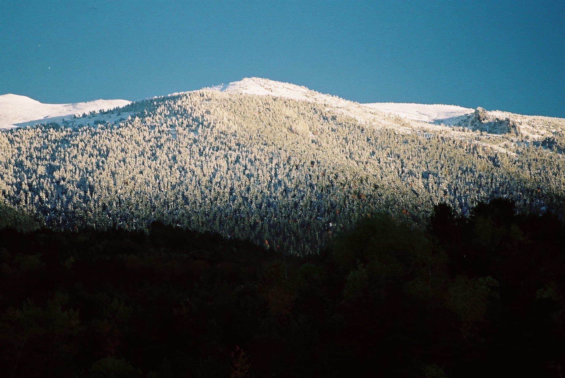 Le massif du Madrès enneigé vu depuis le Donezan