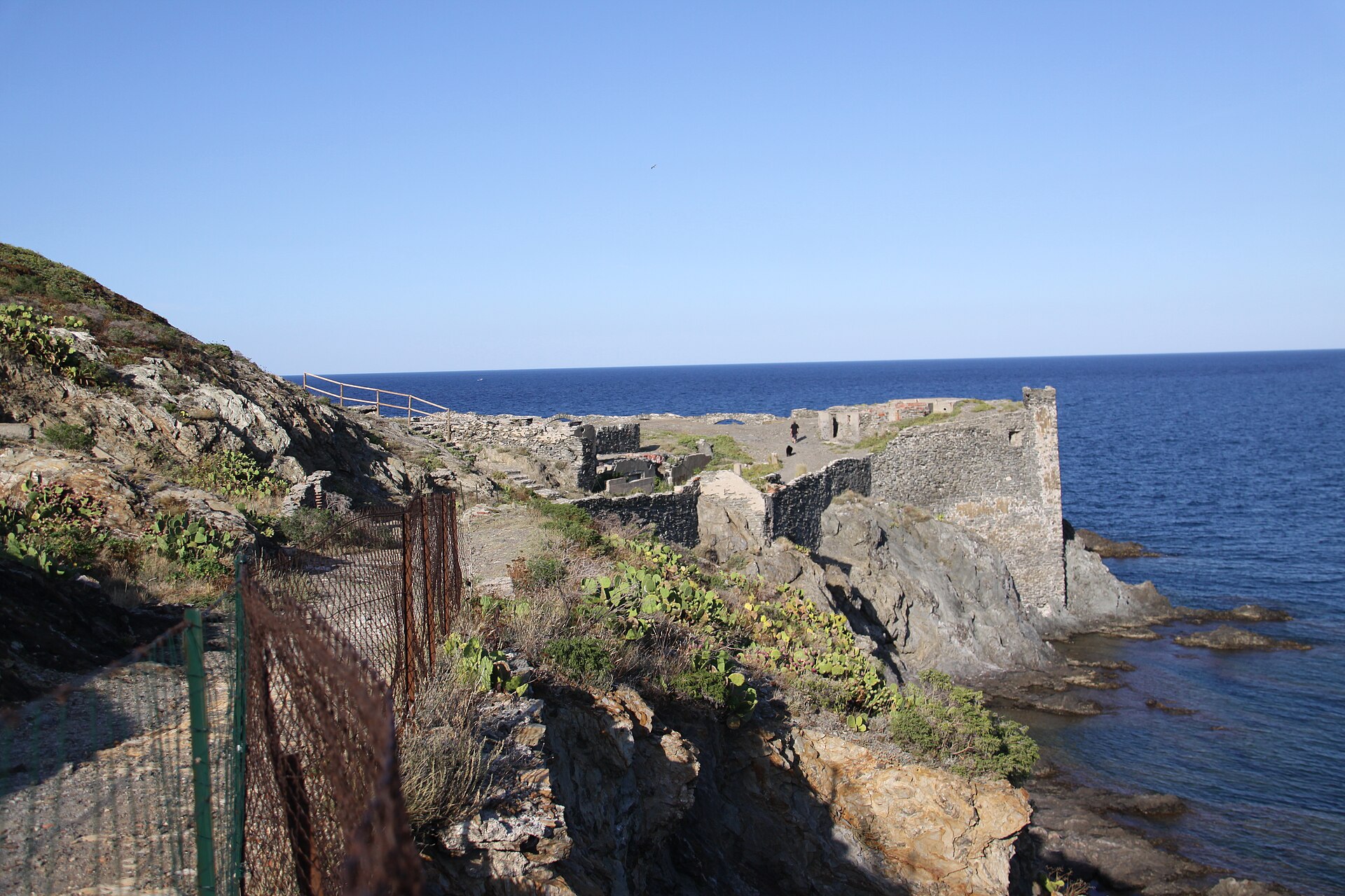 Les vestiges de la batterie de la Mauresque face au large
