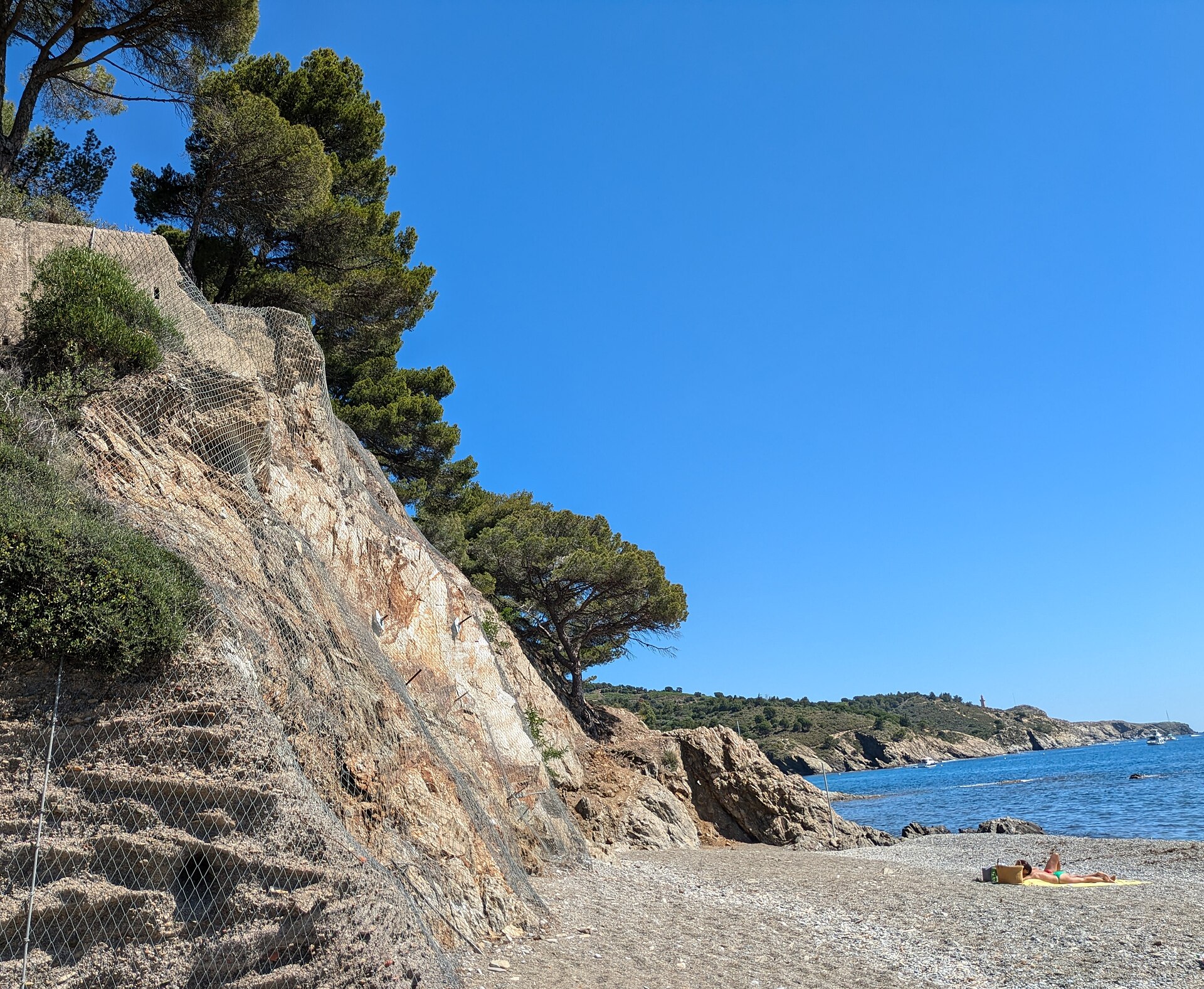Les strates de schiste au bord de l’anse de Paulilles