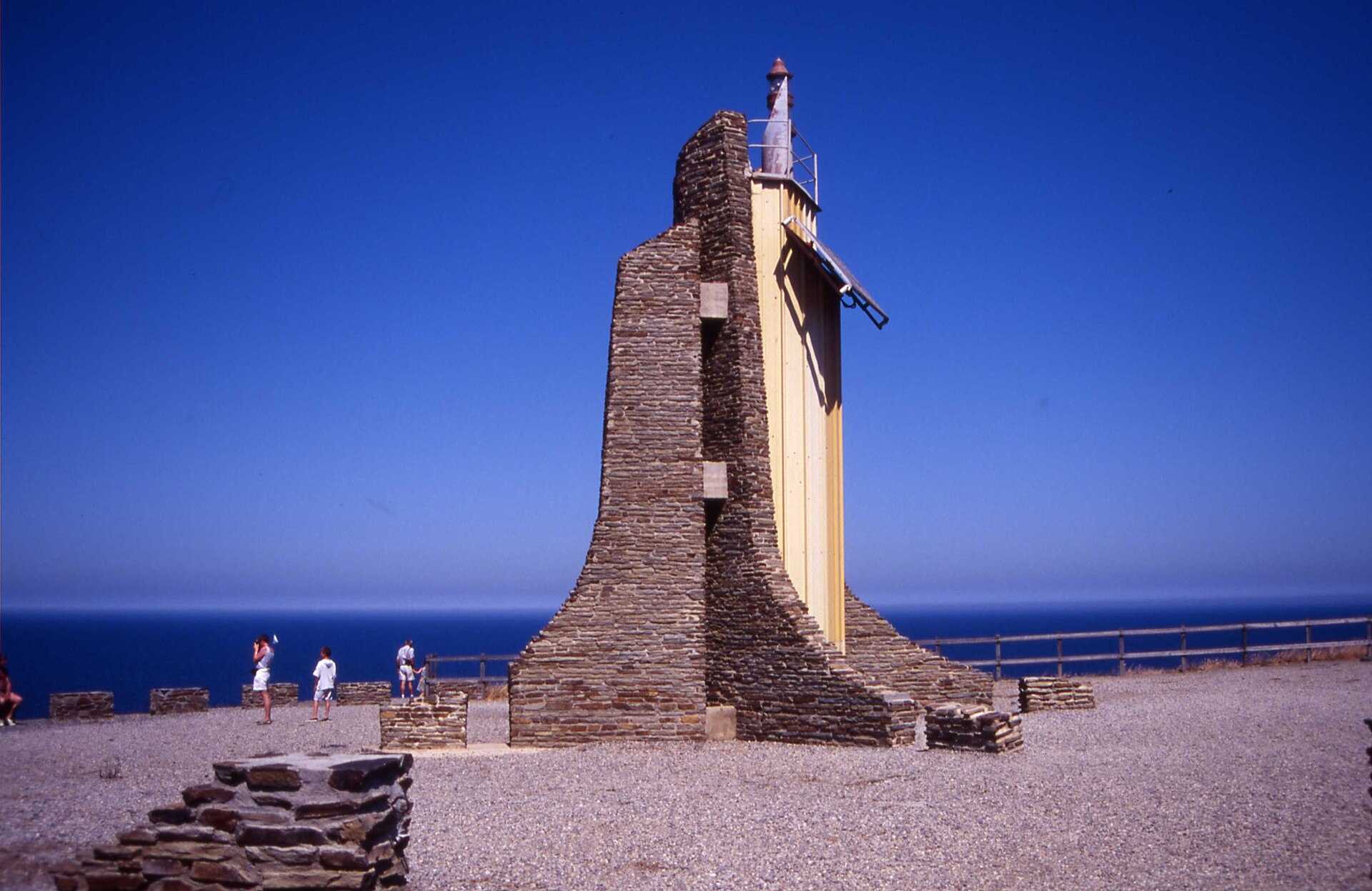 Le phare solaire du cap Cerbère, photographié en 1993
