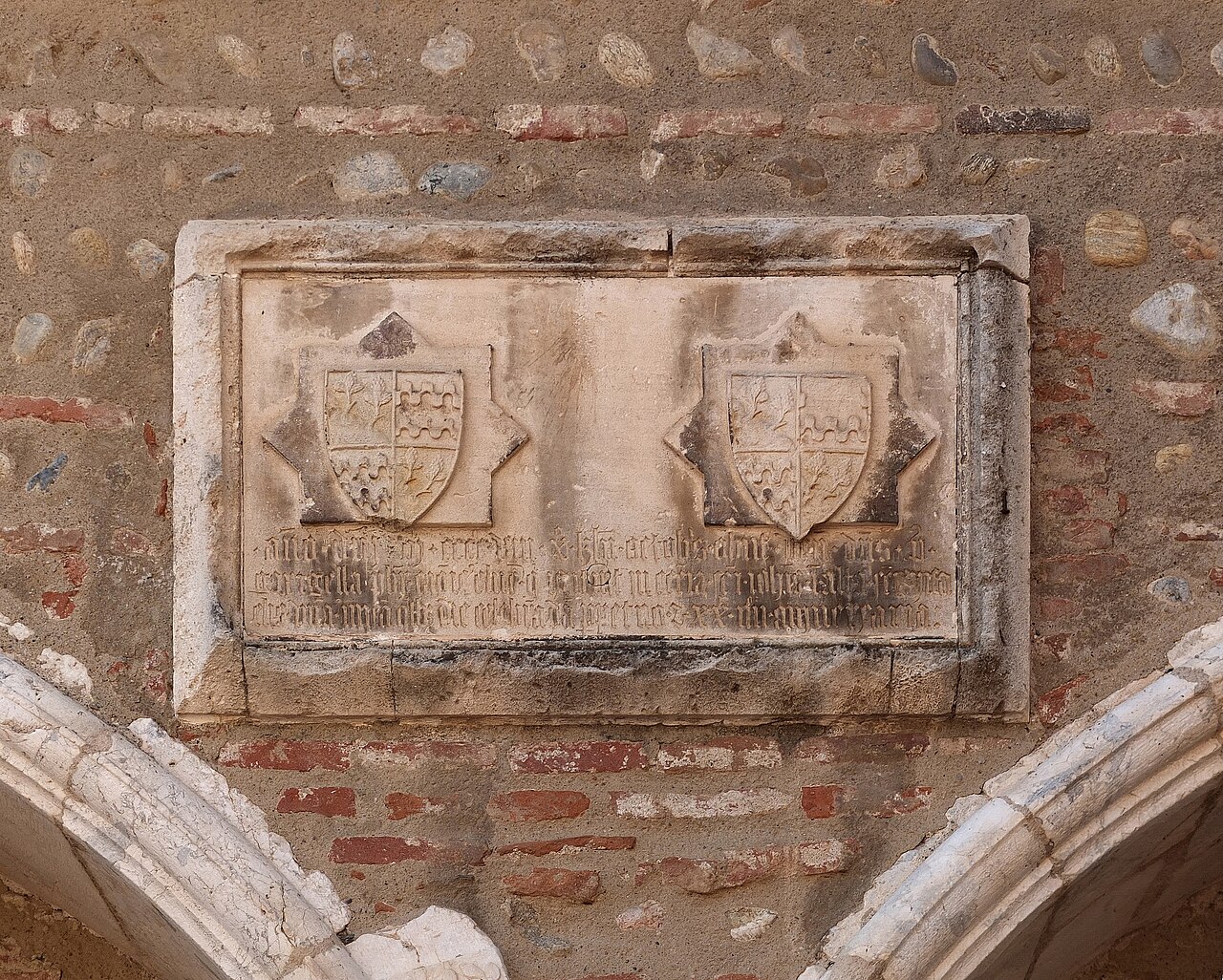 Blasons et inscriptions funéraires sur un enfeu gothique du Campo Santo