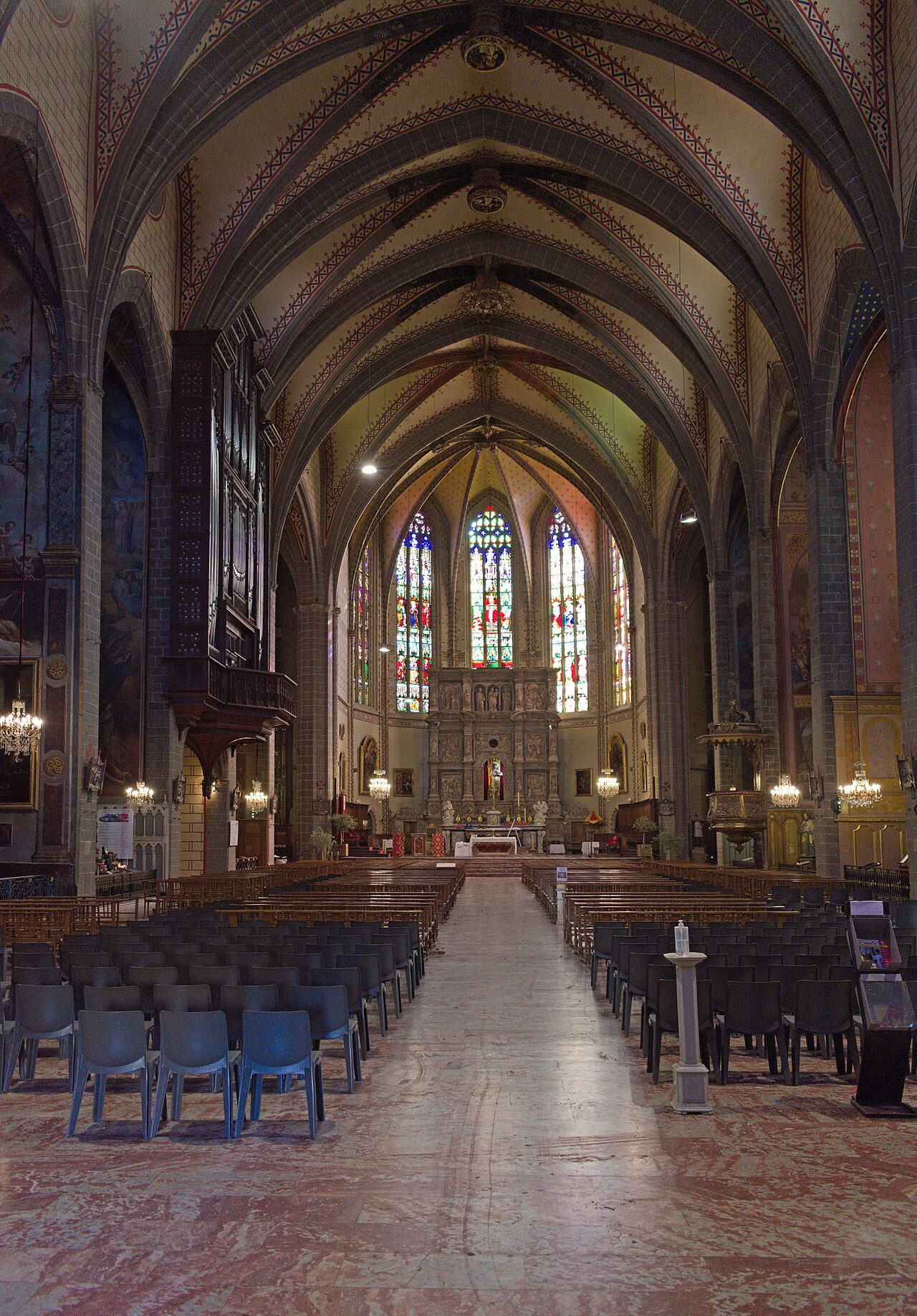 La vaste nef gothique de la cathédrale Saint-Jean-Baptiste