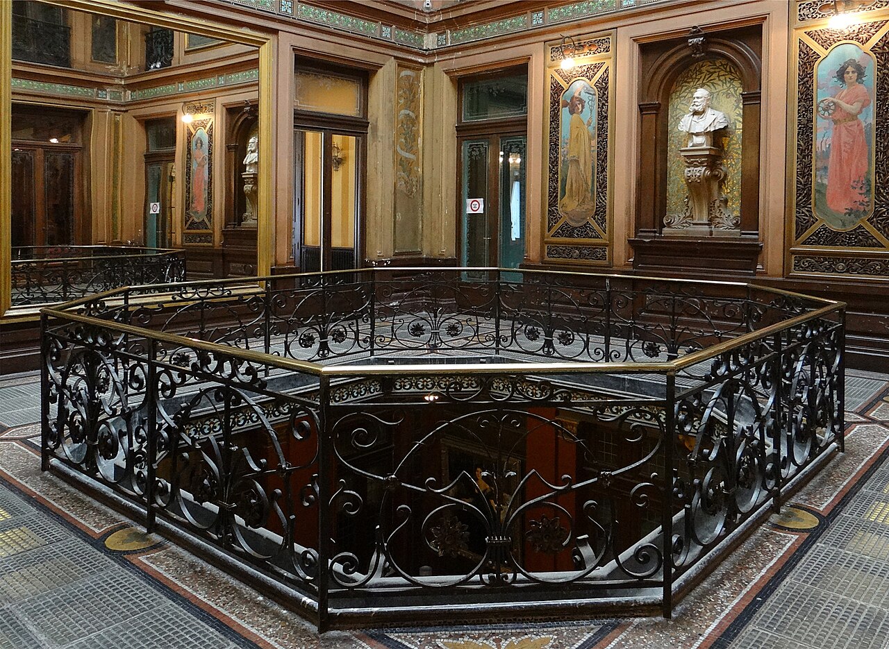 Galerie supérieure ornée de l'Hôtel Pams
