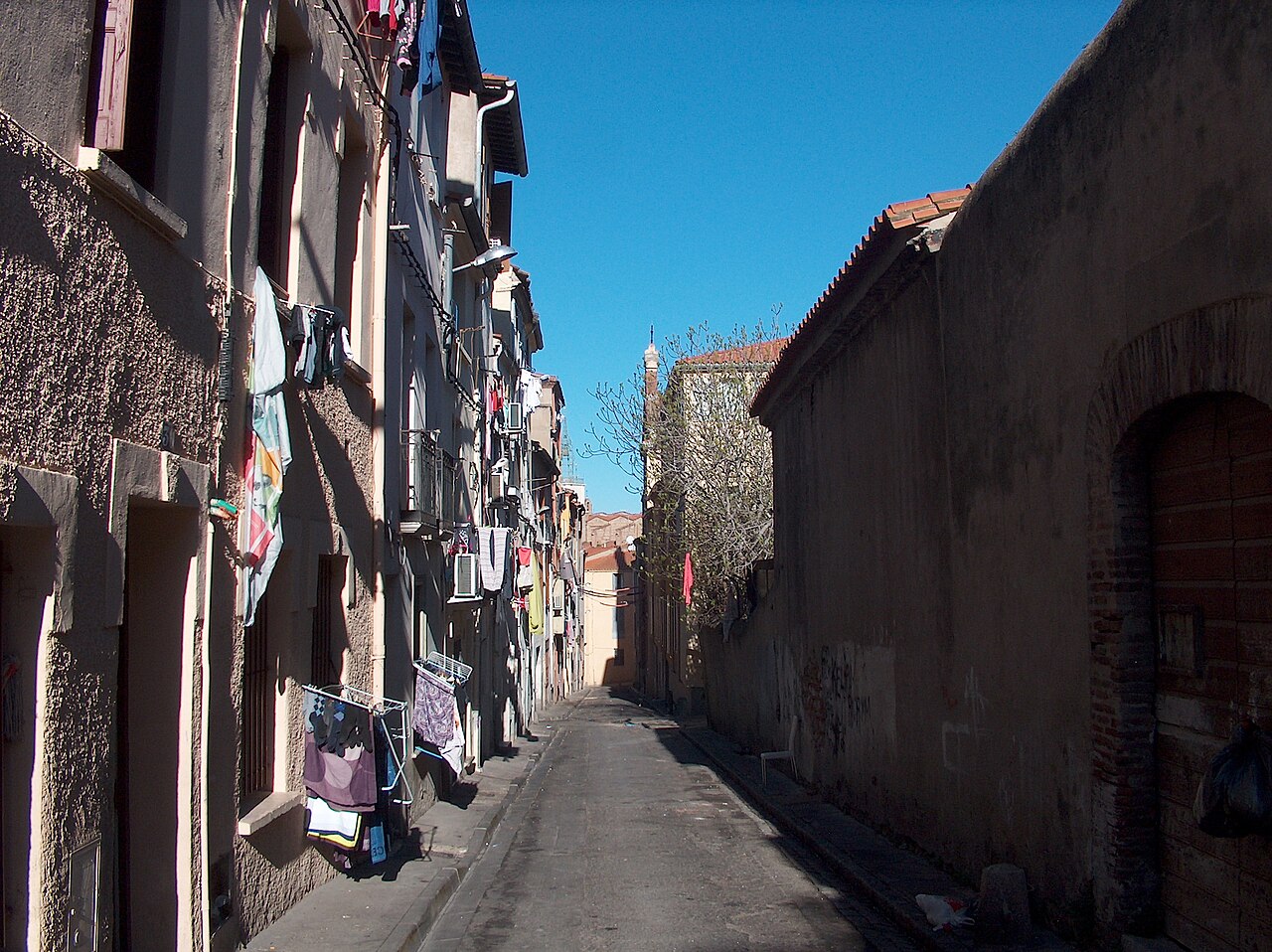 Mur historique du couvent depuis la rue