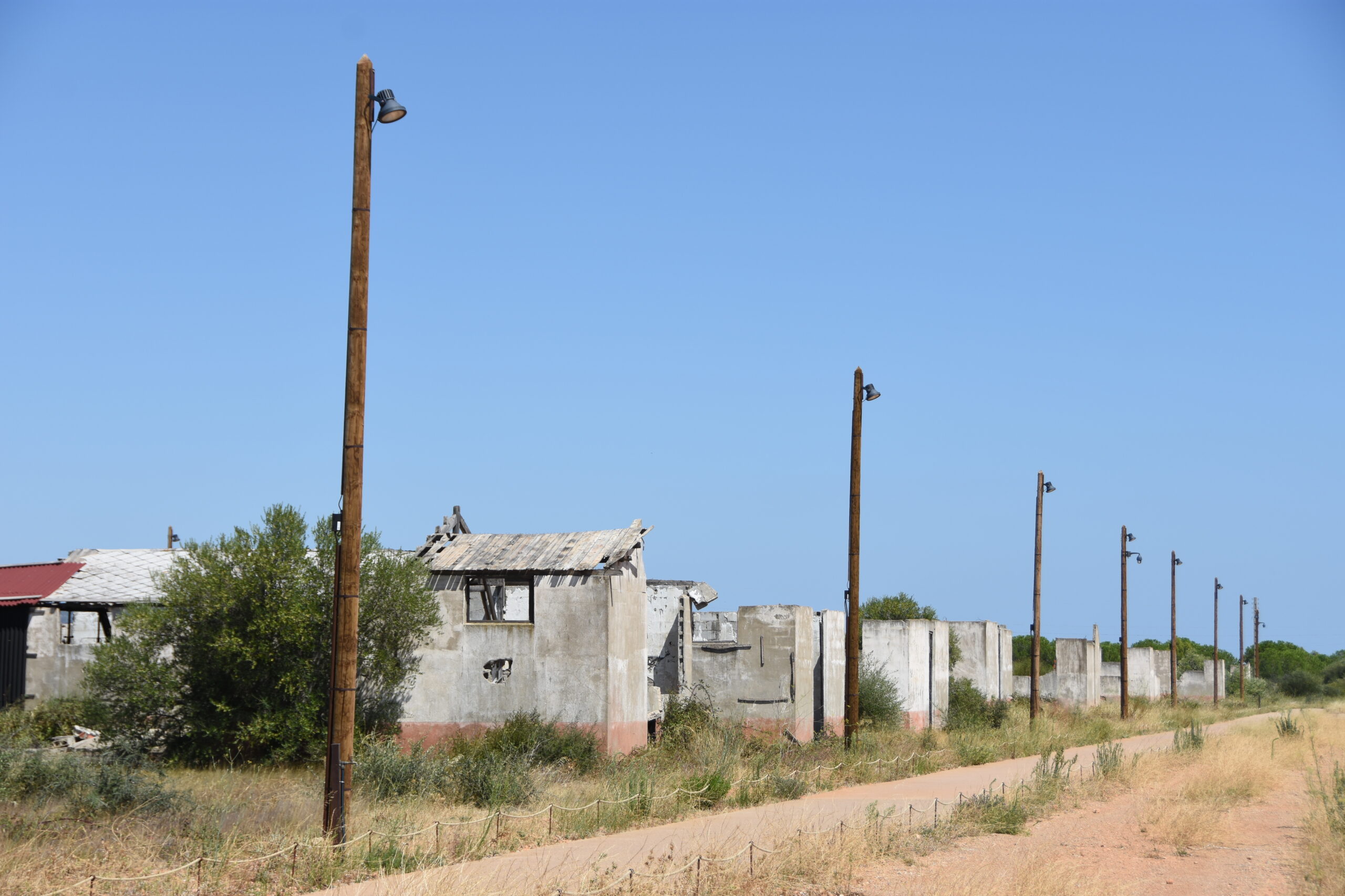 Vestiges des baraquements du camp de Rivesaltes