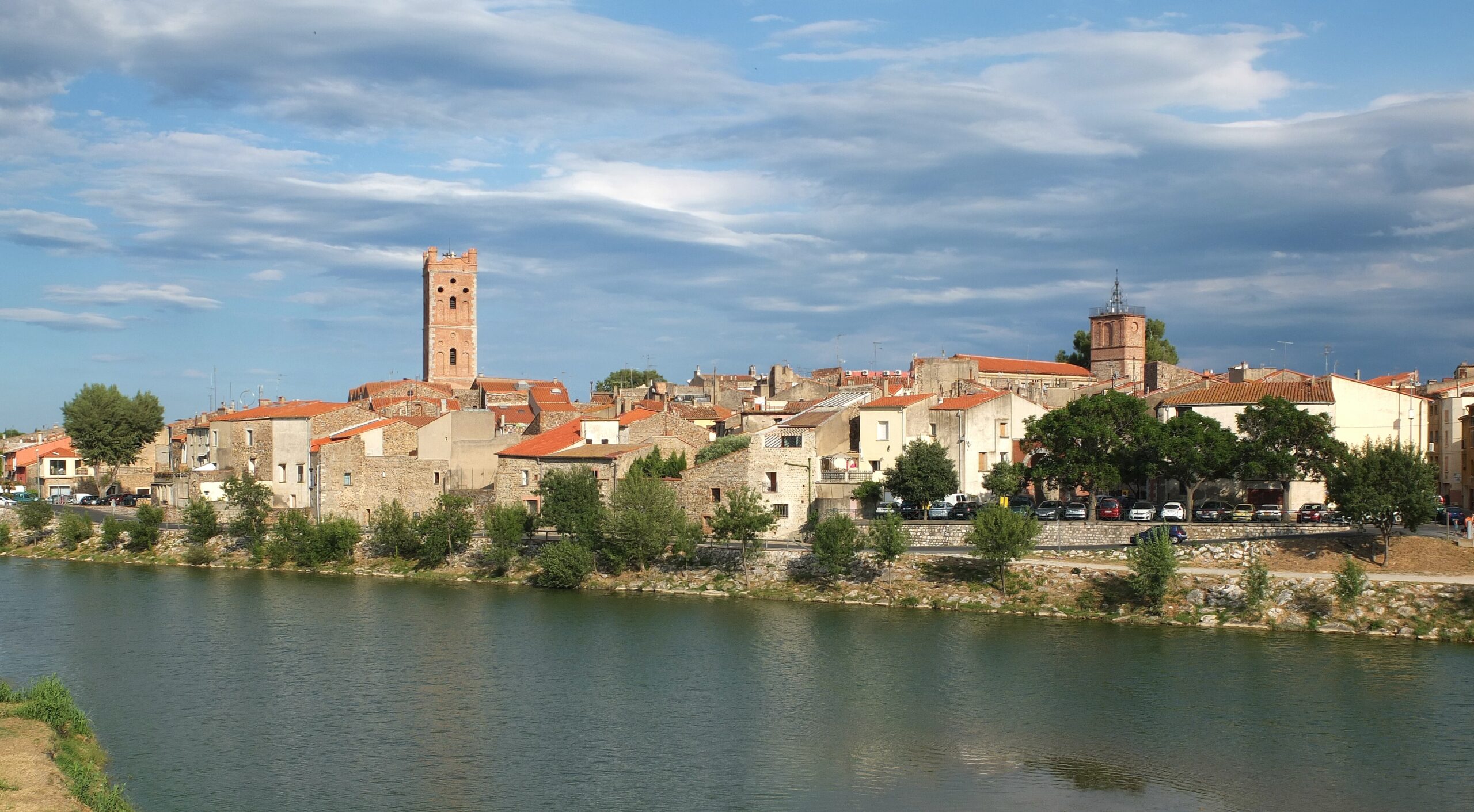 Rivesaltes et ses toits de tuiles au bord de l’Agly