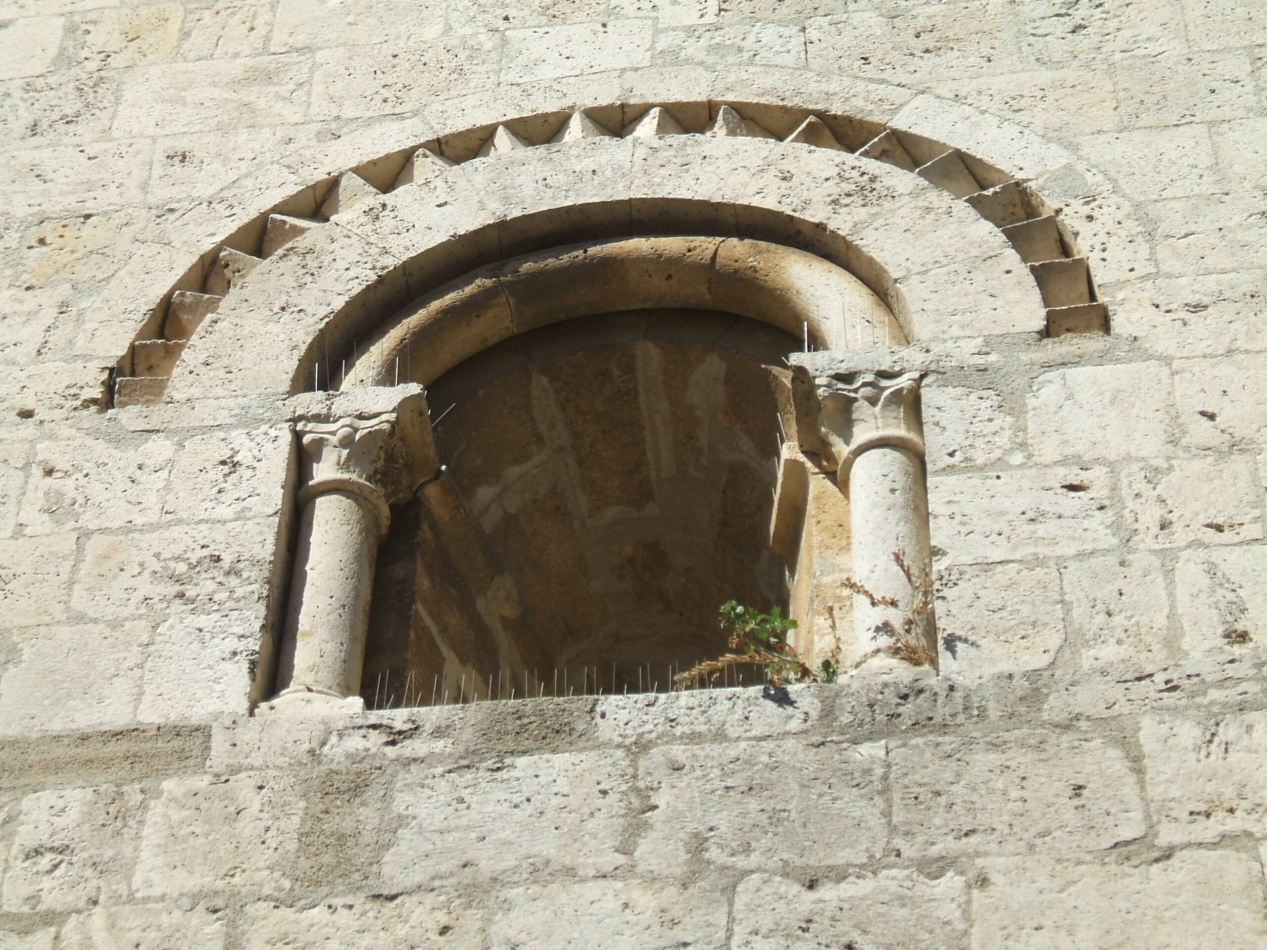 Détail sculpté d’une fenêtre de l’abside de l’église de Sainte-Marie-la-Mer