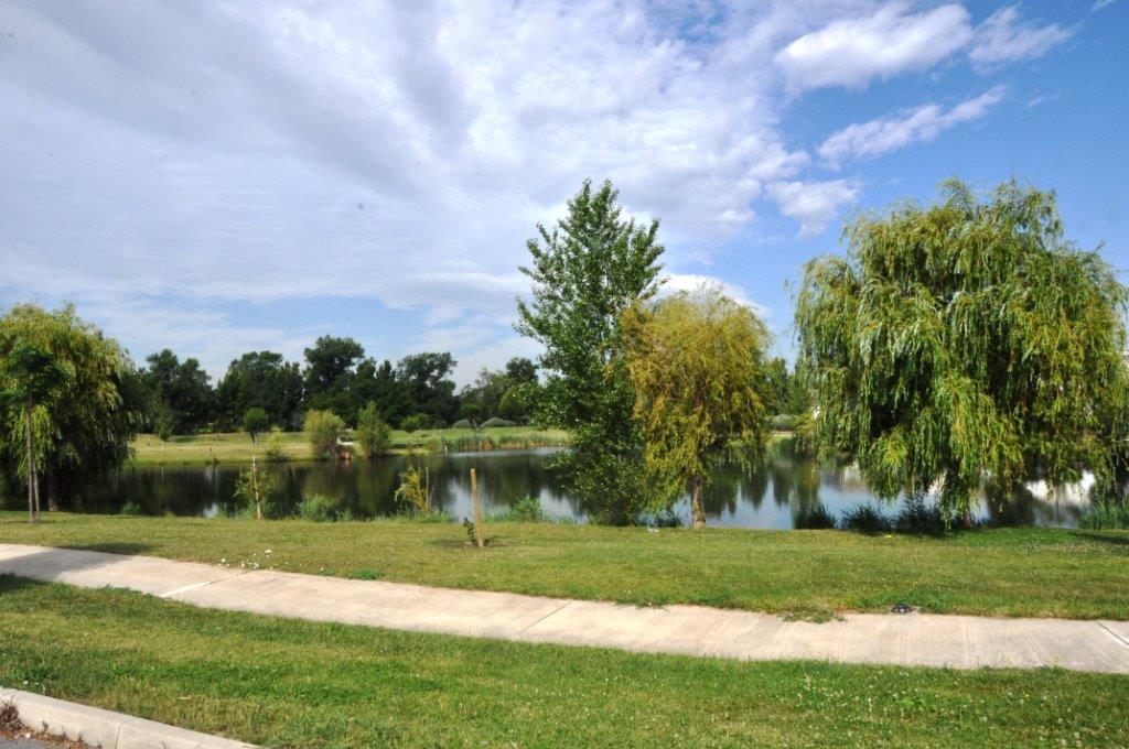 Le plan d’eau de Saleilles, lieu de promenade arboré