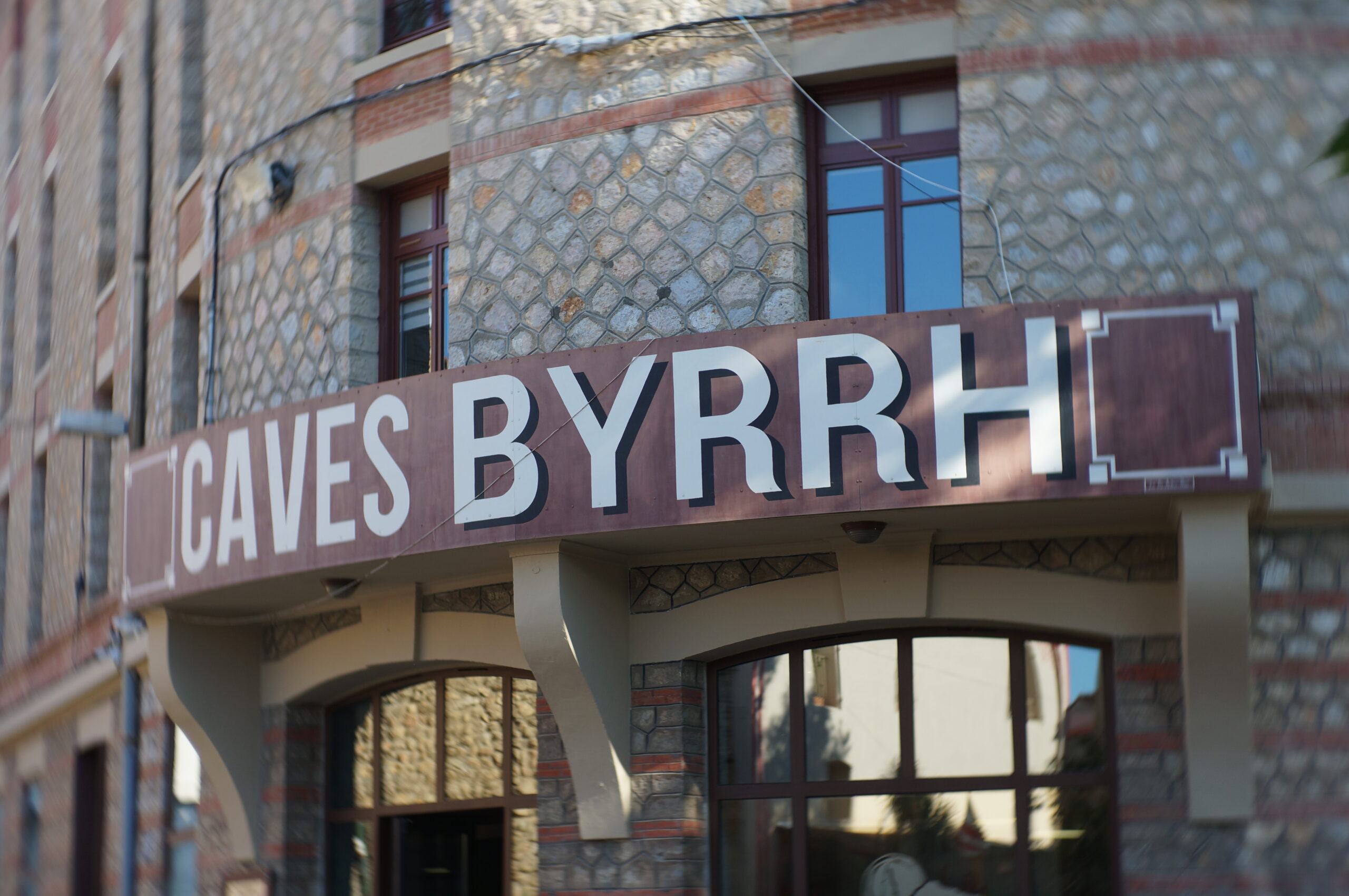 Enseigne des Caves Byrrh sur leur façade à Thuir
